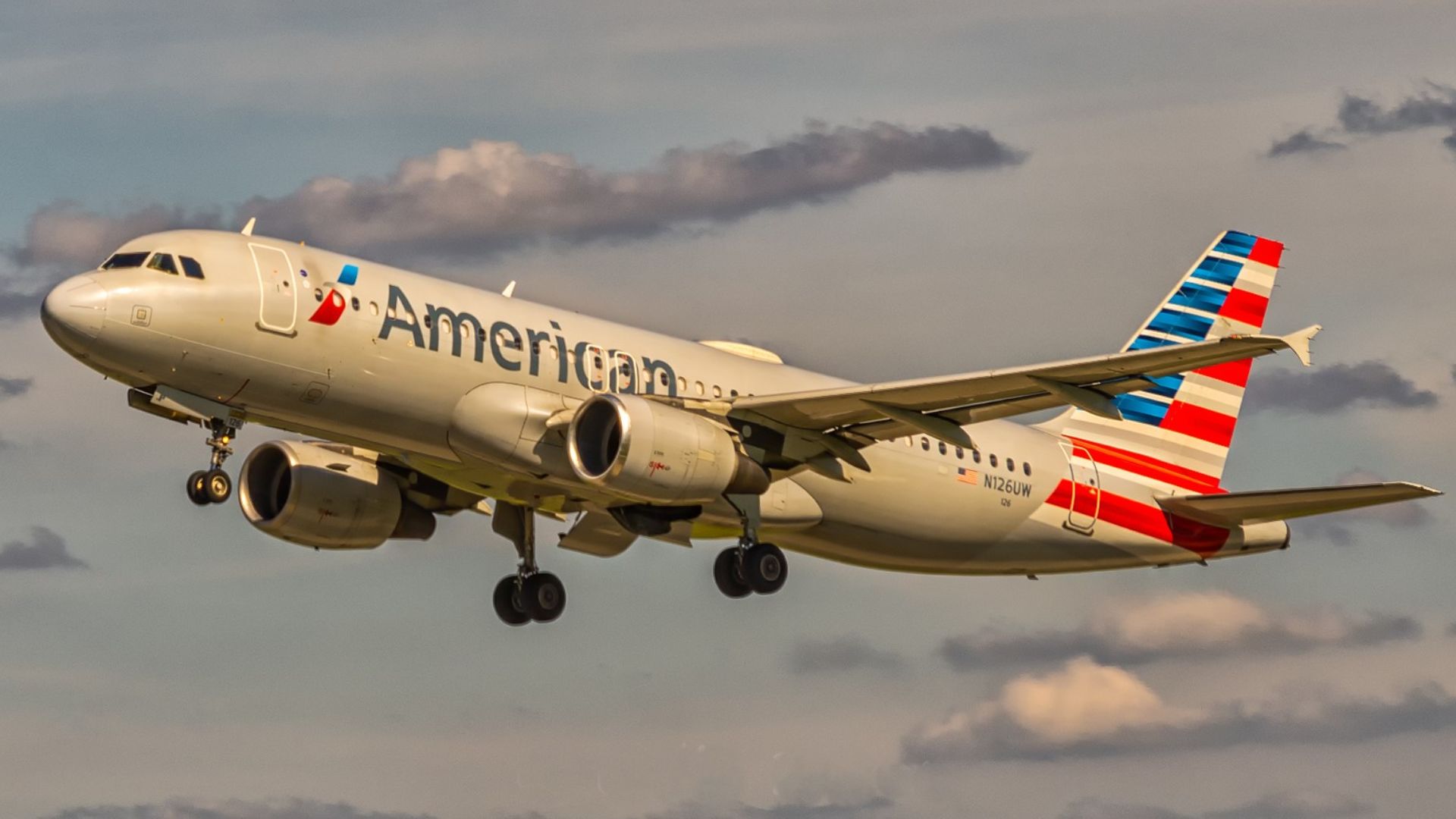 File:American Airlines N126UW.jpg