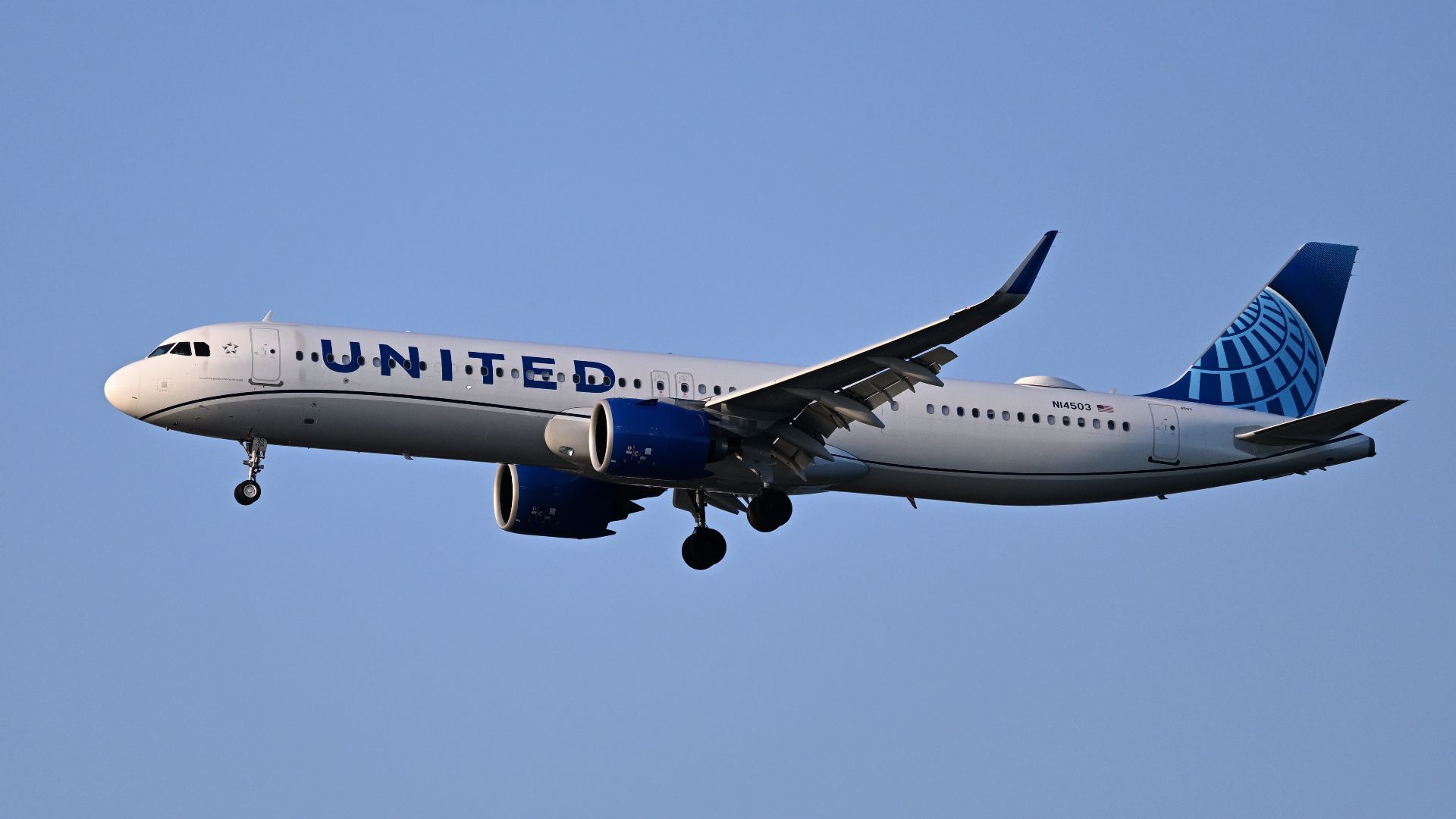 File:United Airbus A321neo N14503 on final approach to Runway 27 at Boston Logan International Airport in October 2024.jpg