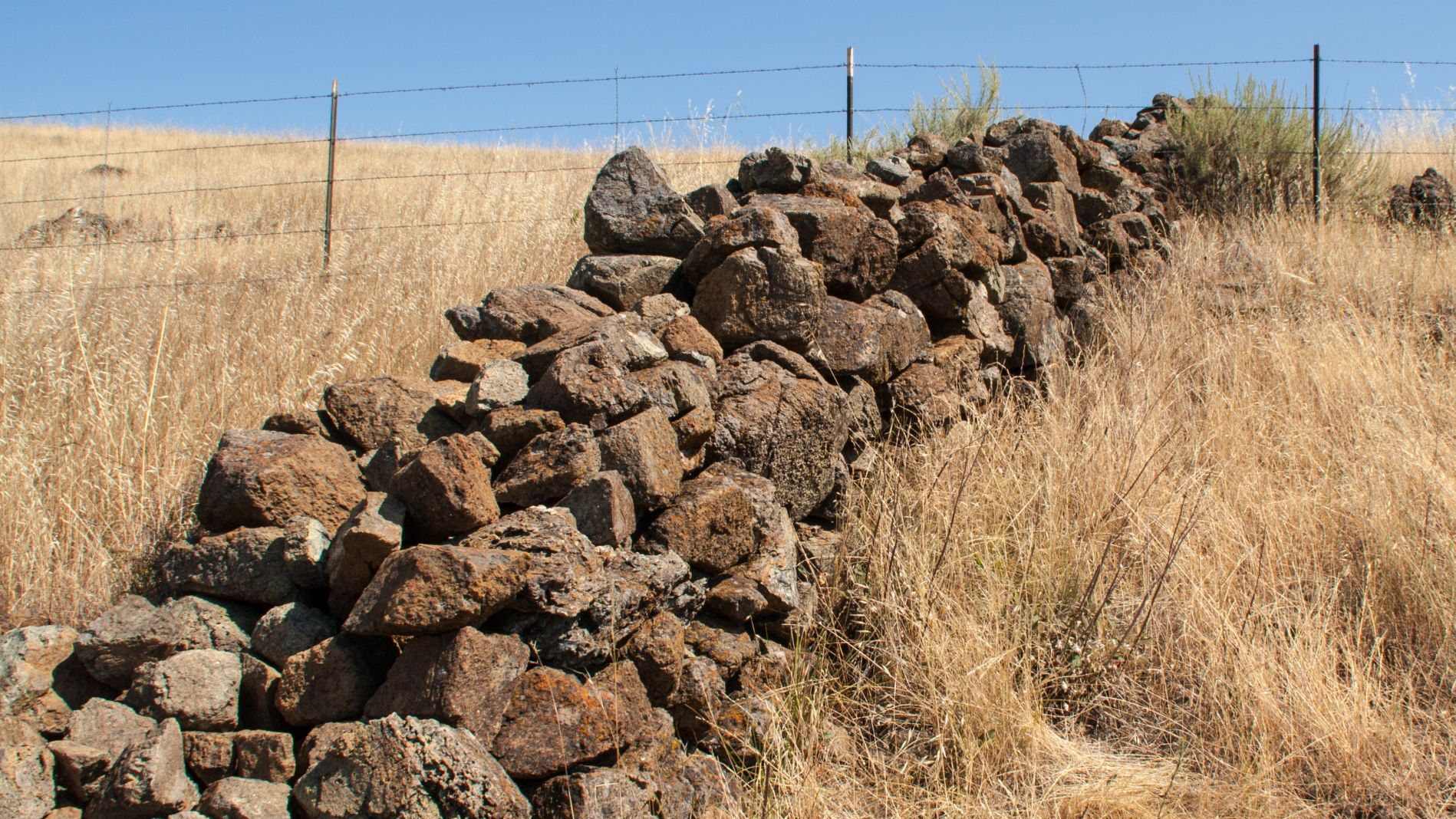 File:Stone wall In a San Jose park.jpg