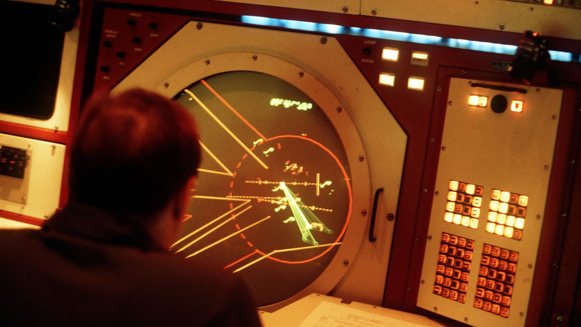 File:DF-ST-88-04935 An AIRMAN monitors a radar screen inside the Berlin Air Route Traffic Control Facility at Templehof Central Airport 1986.jpeg