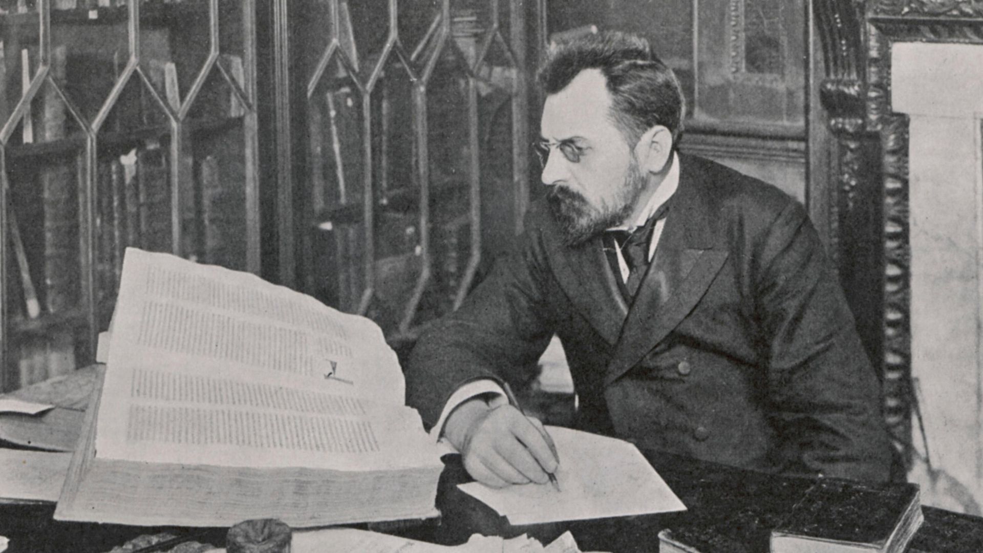 File:Michał Wojnicz wśród książek w swoim antykwariacie na Soho Square.jpg