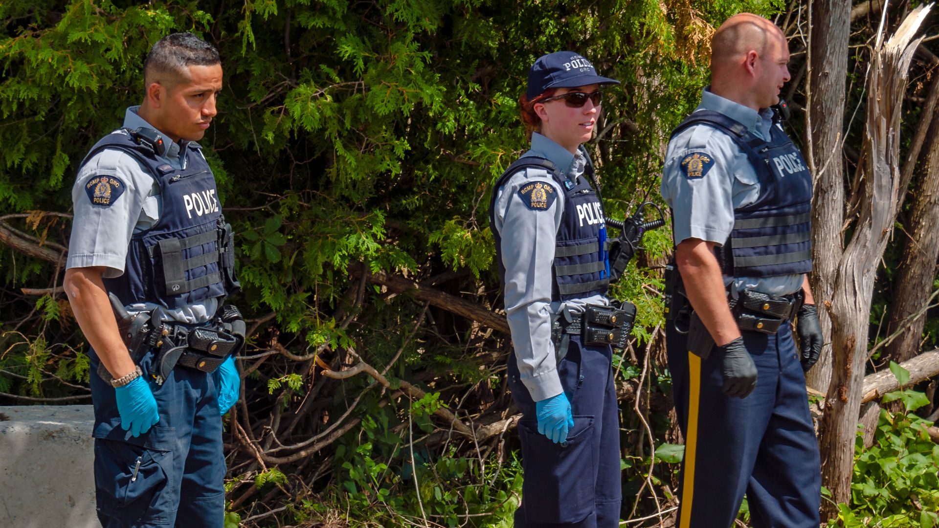 File:Mounties at the US-Canadian border, Rue du Roxham, Lacolle, QC.jpg