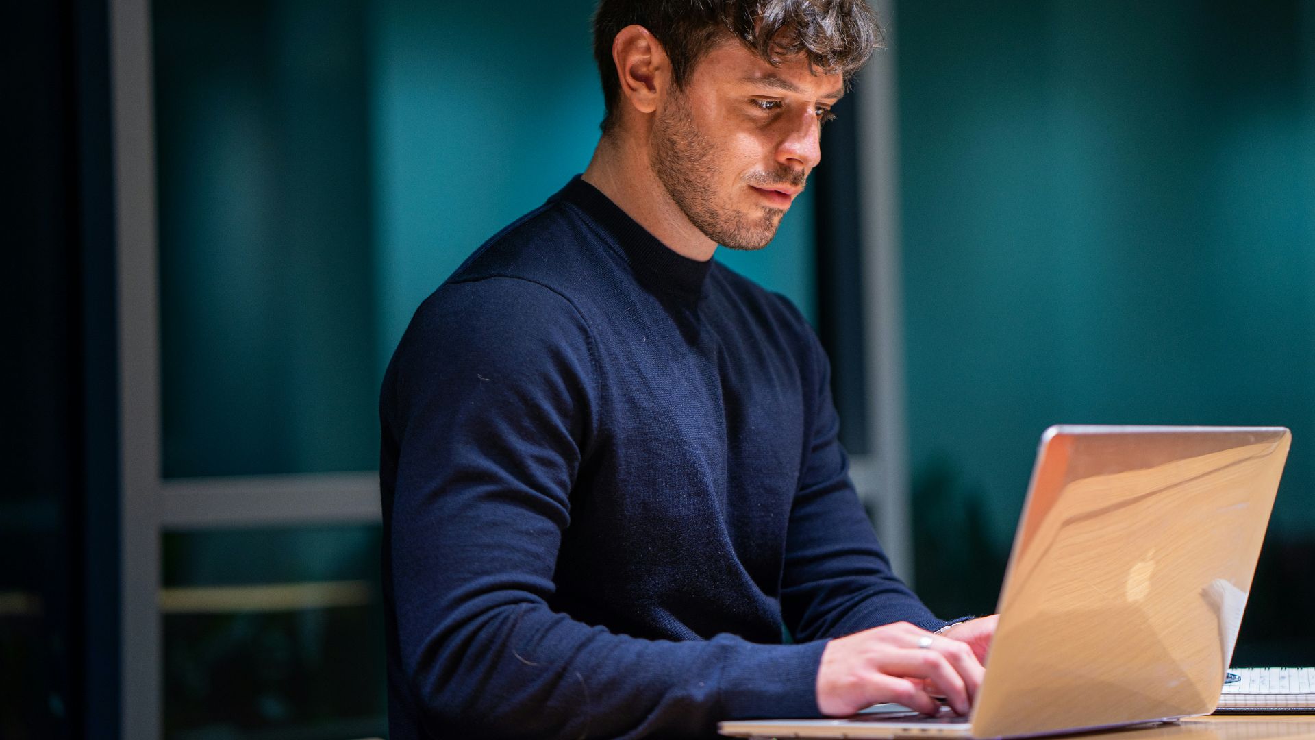 man in black long sleeve shirt using macbook