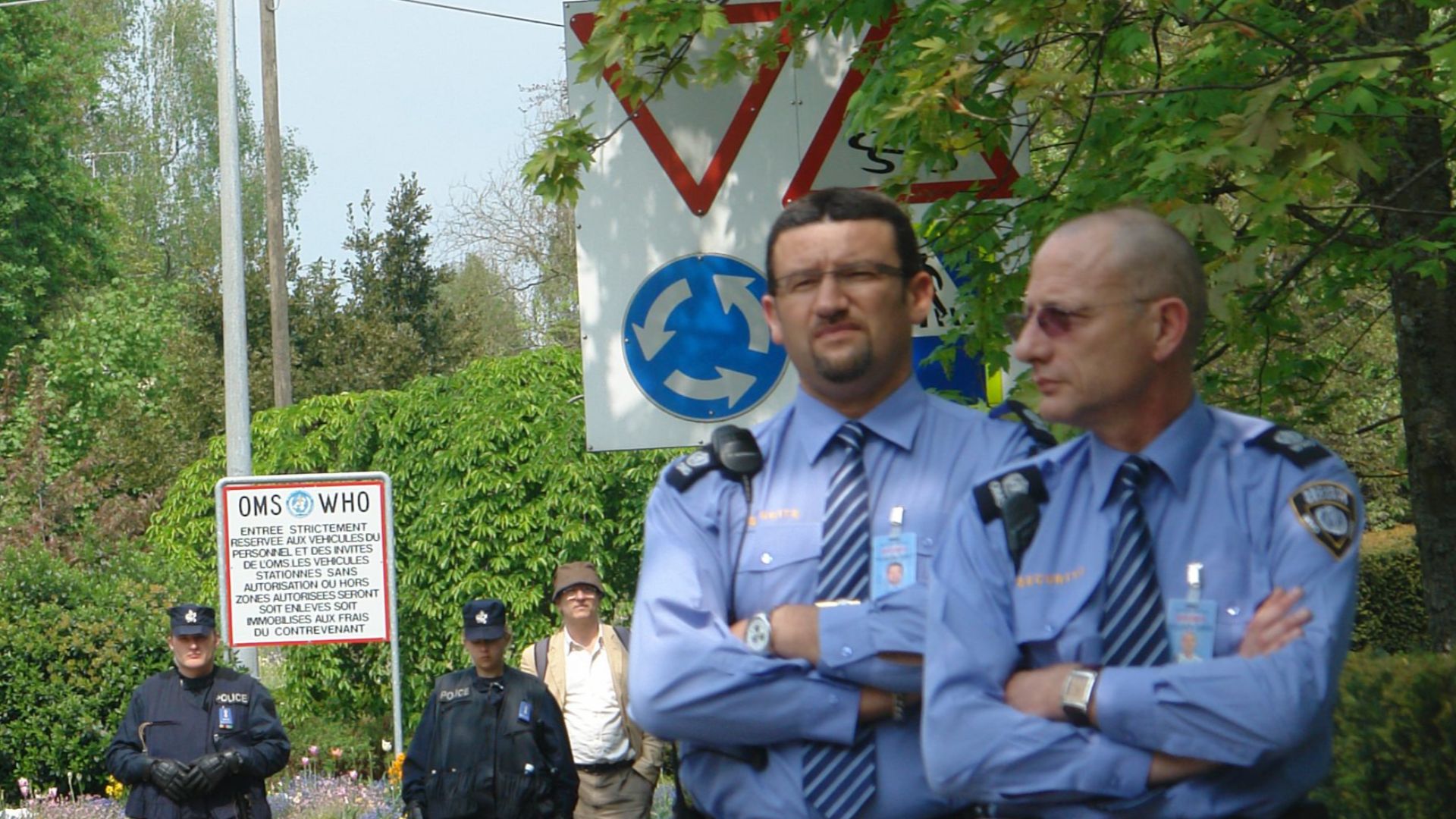File:Police devant OMS.jpg