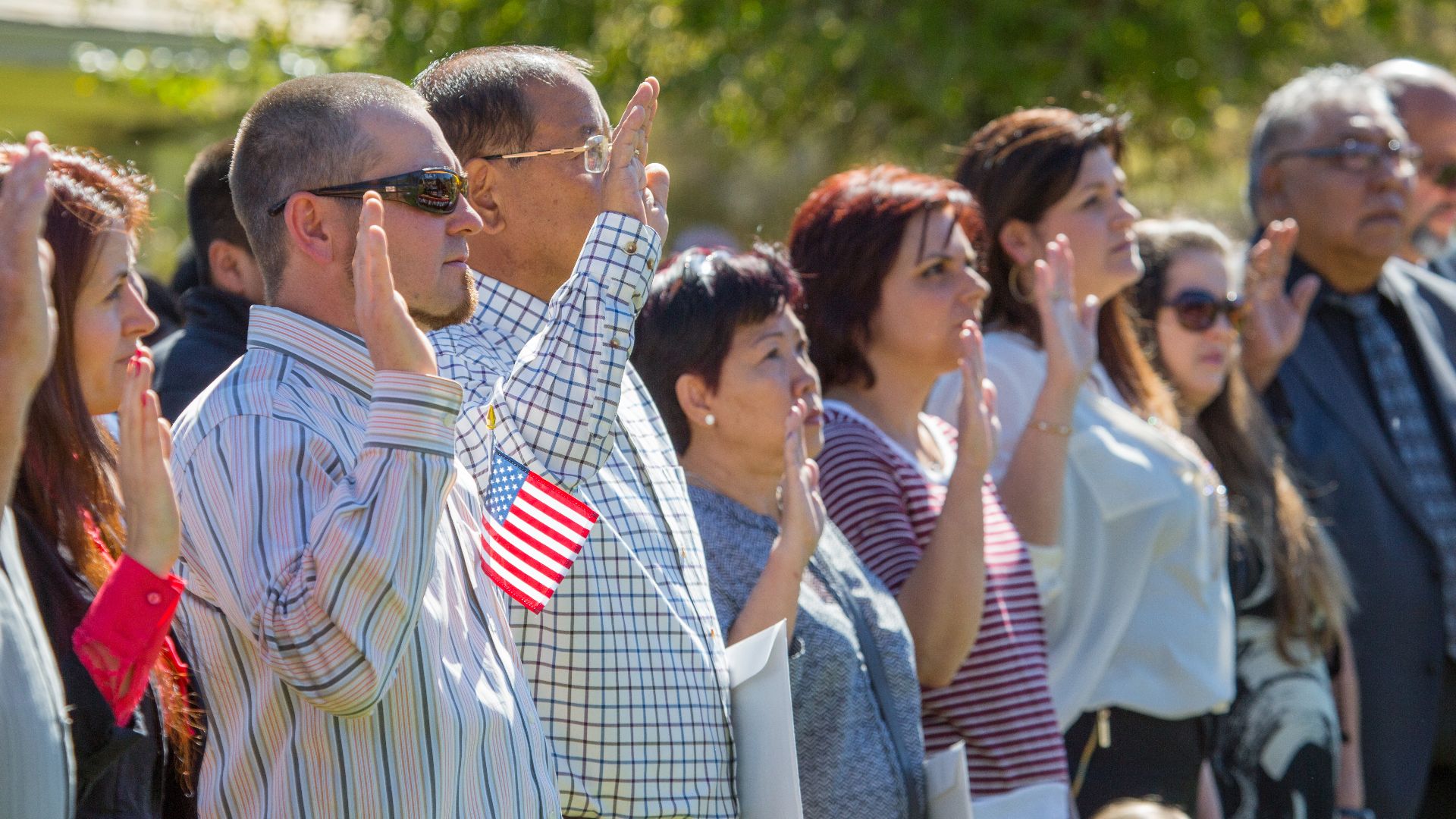 File:Petitioners taking the oath of citizenship (21275507446).jpg