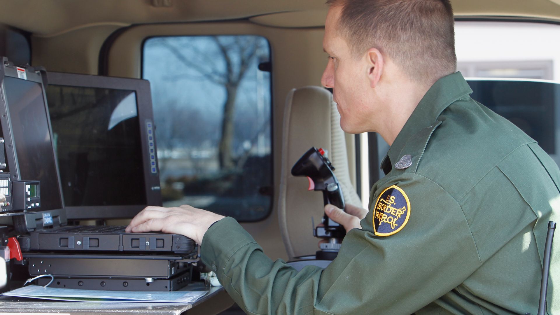 File:Border Patrol Agent Operates Mobile Equipment.jpg