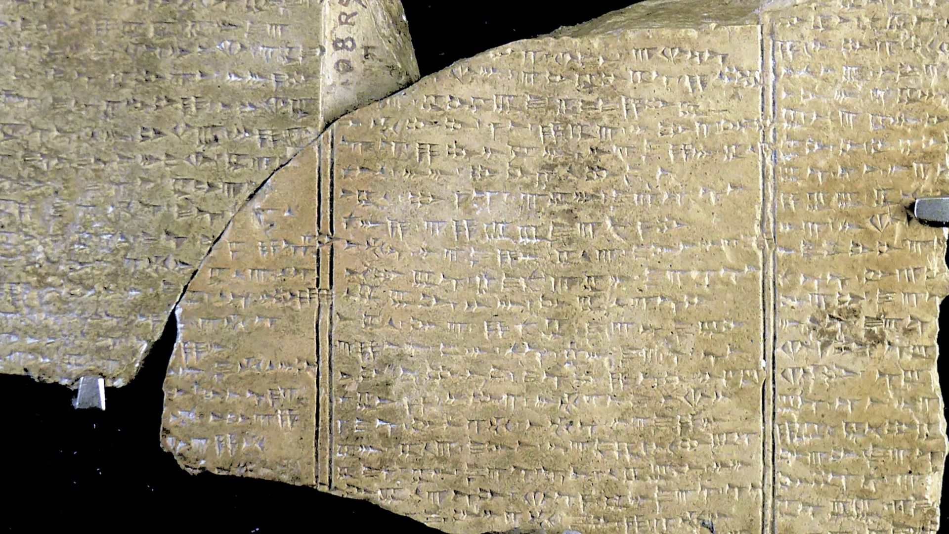 File:P1180250 Louvre Langue ougaritique Tablette poeme mythologique AO16641 et 16642 rwk.jpg