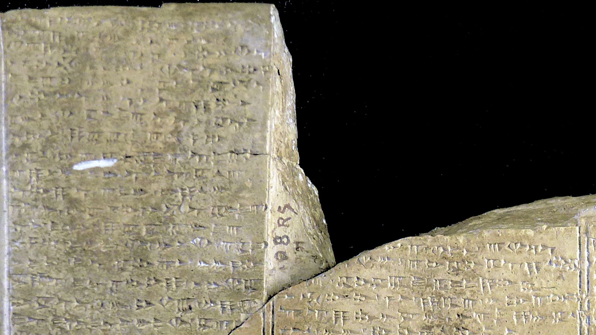 File:P1180250 Louvre Langue ougaritique Tablette poeme mythologique AO16641 et 16642 rwk.jpg