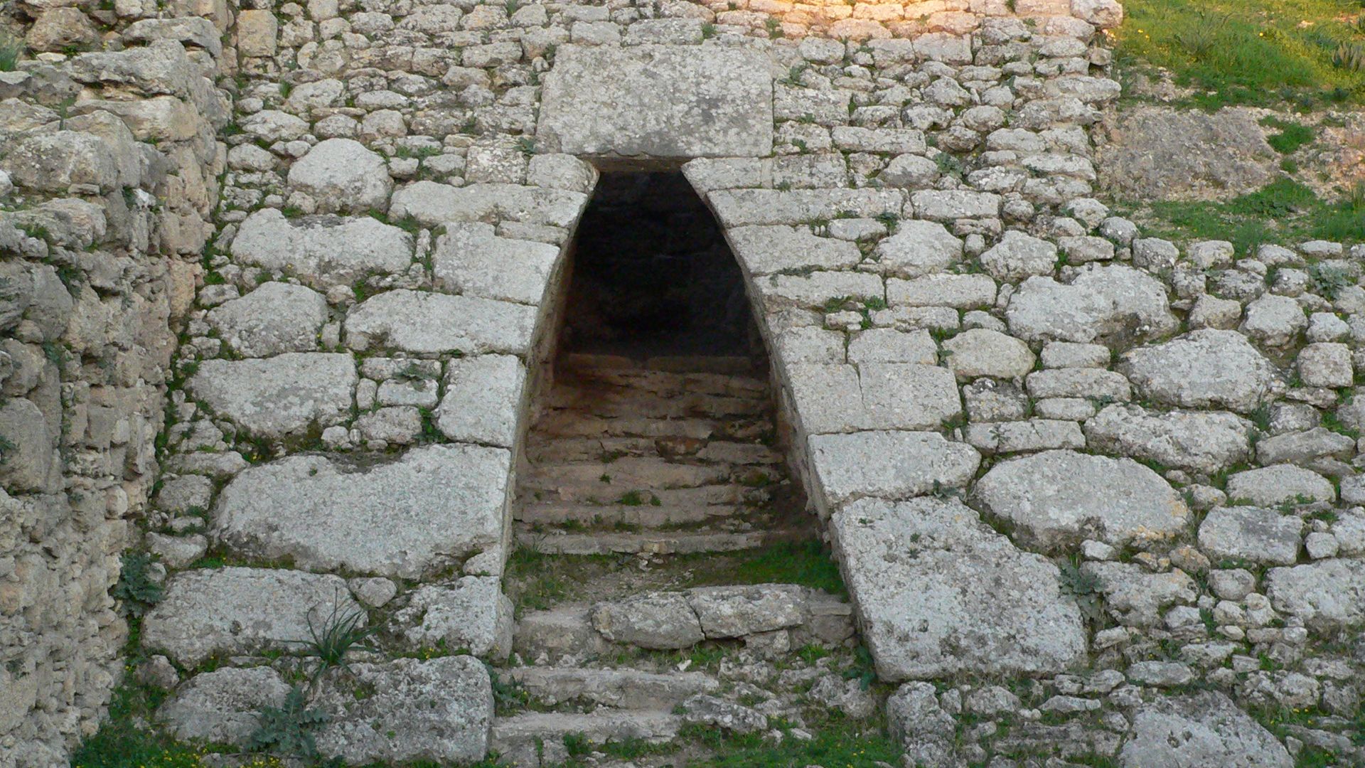 File:Ugarit Corbel.jpg