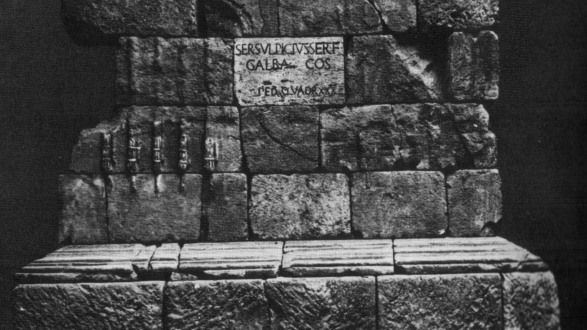 File:Tomba di galba.jpg