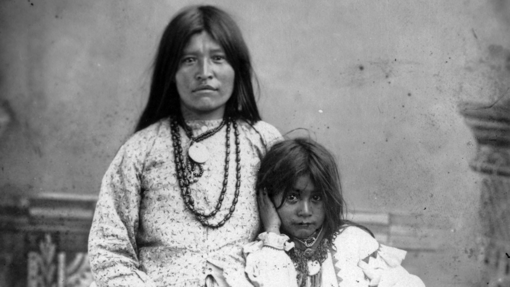 File:Ta-ayz-slath, wife of Geronimo, and one child.jpg