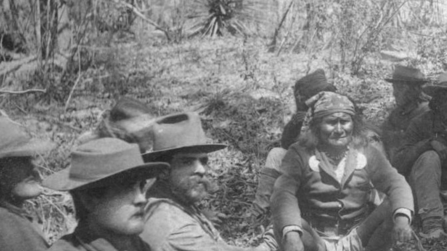 File:Geronimo surrenders March 1886.jpg