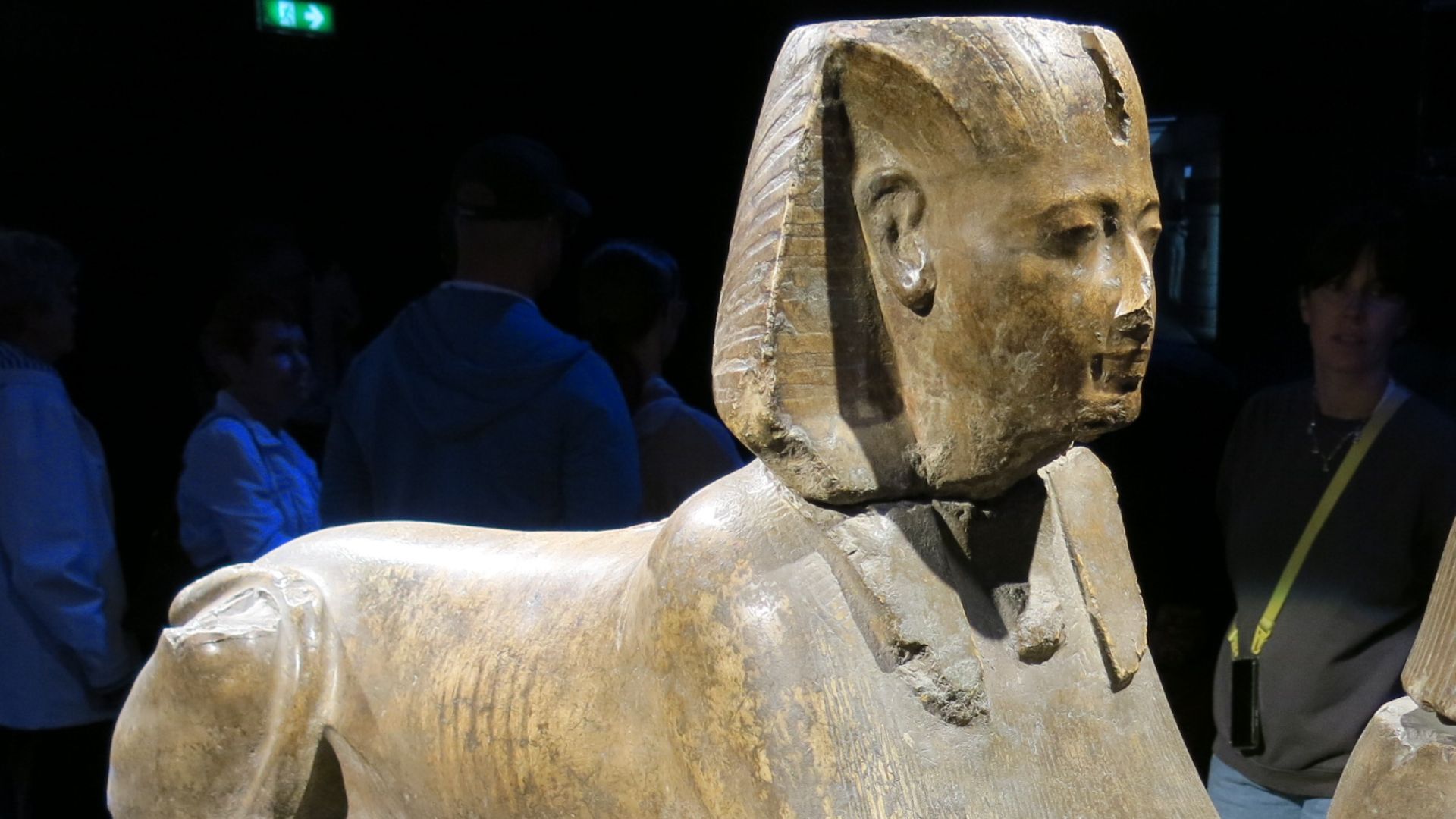 File:Ramses II en sphinx faisant offrande d'une vasque à tête de bélier (la Villette, 2023).jpg