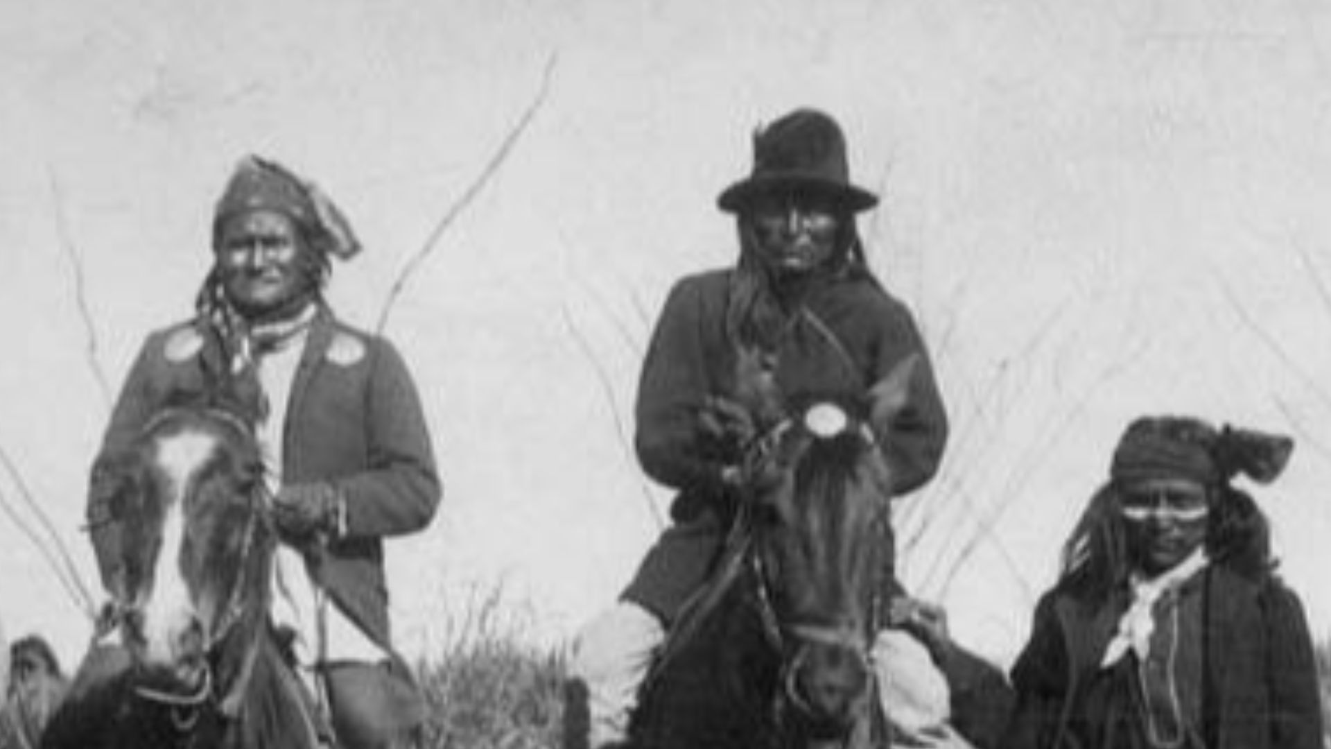 File:Geronimo with son and Natchez, March 27, 1886 (PORTRAITS 1478).jpg