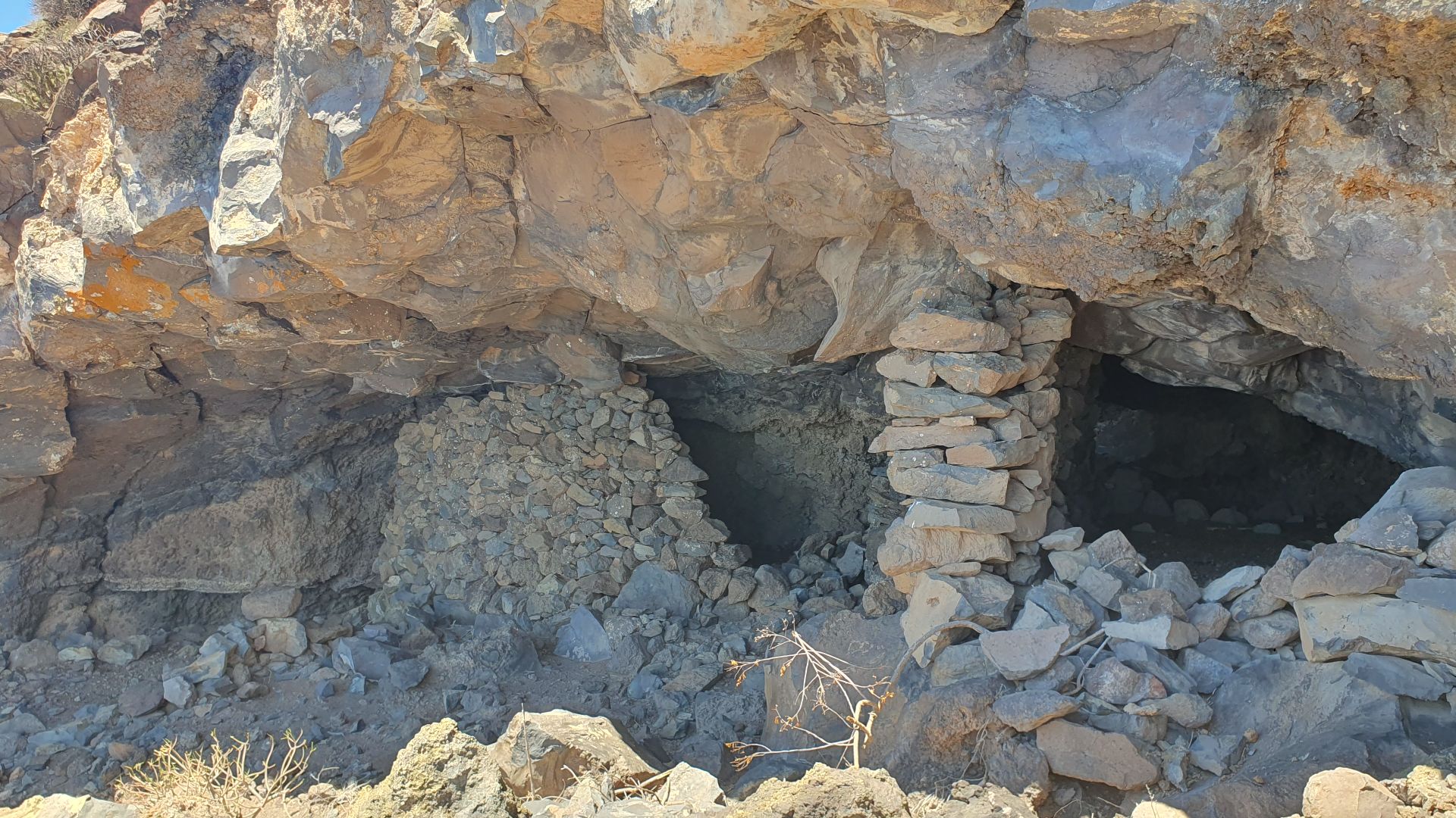 File:Cave shelter near Ronquillo.jpg