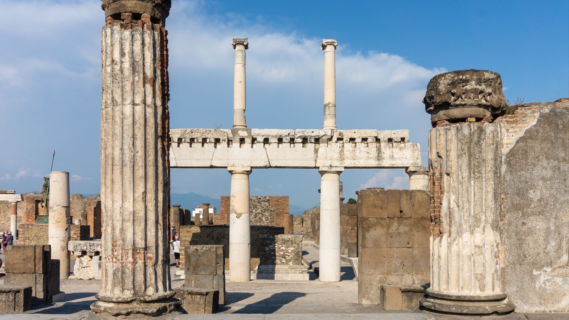 File:Pompeii Basilica, colonnade at the entrance.jpg