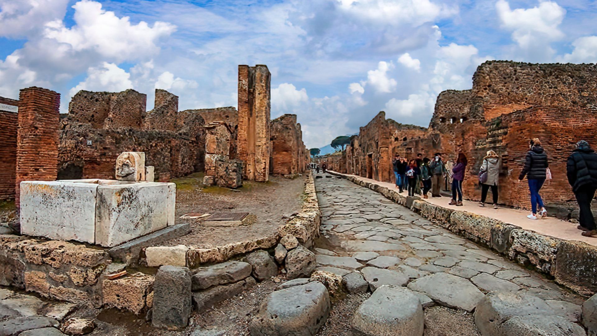 File:Public fountain outside VI 14,17 Pompeii Walk.jpg