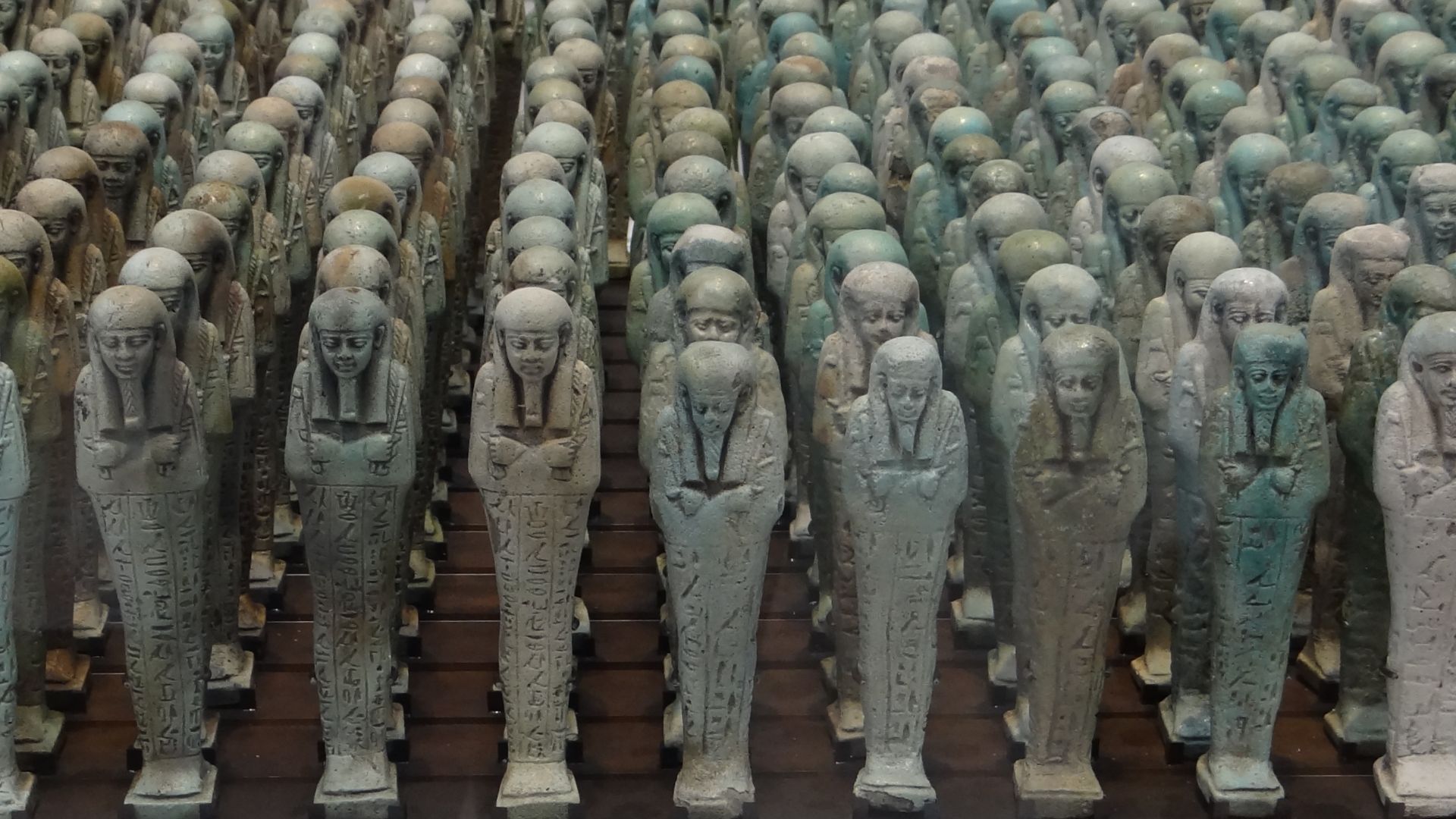 File:Menphis - Egypte - 500before JC - Troop of funerary servant figures shabtis in the name of Neferibreheb.JPG