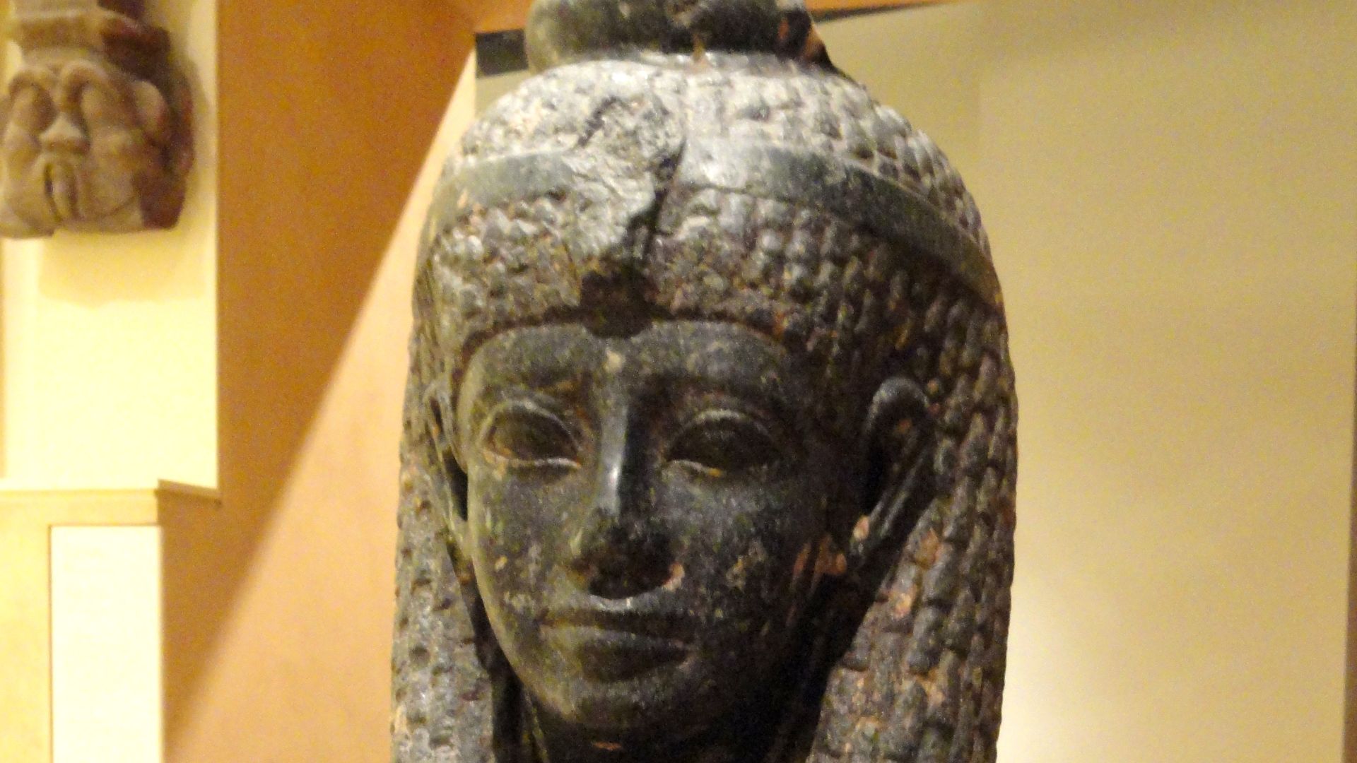 File:Cleopatra VII statue fragment, 69-30 BC - Royal Ontario Museum - DSC09761.JPG