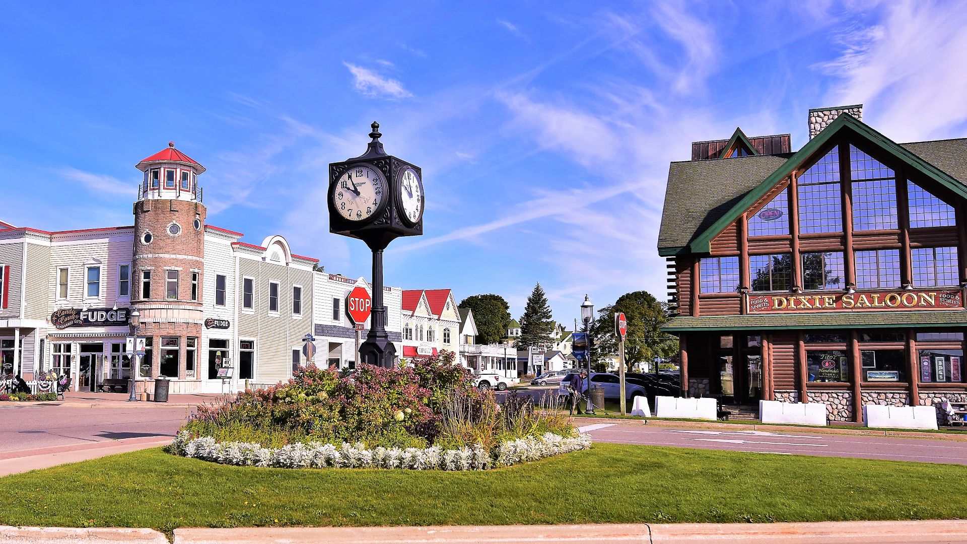 File:Mackinaw City roundabout.jpg