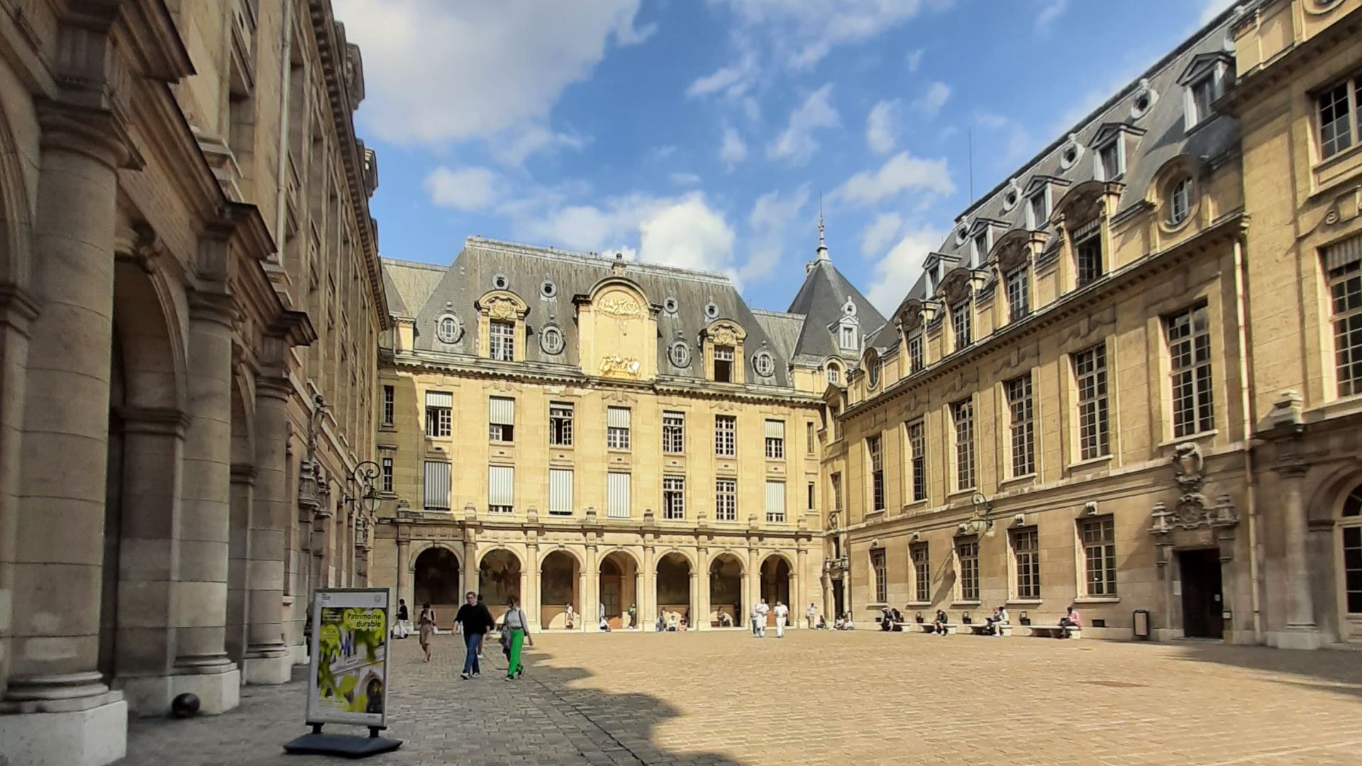 File:Cour de la Sorbonne.jpg