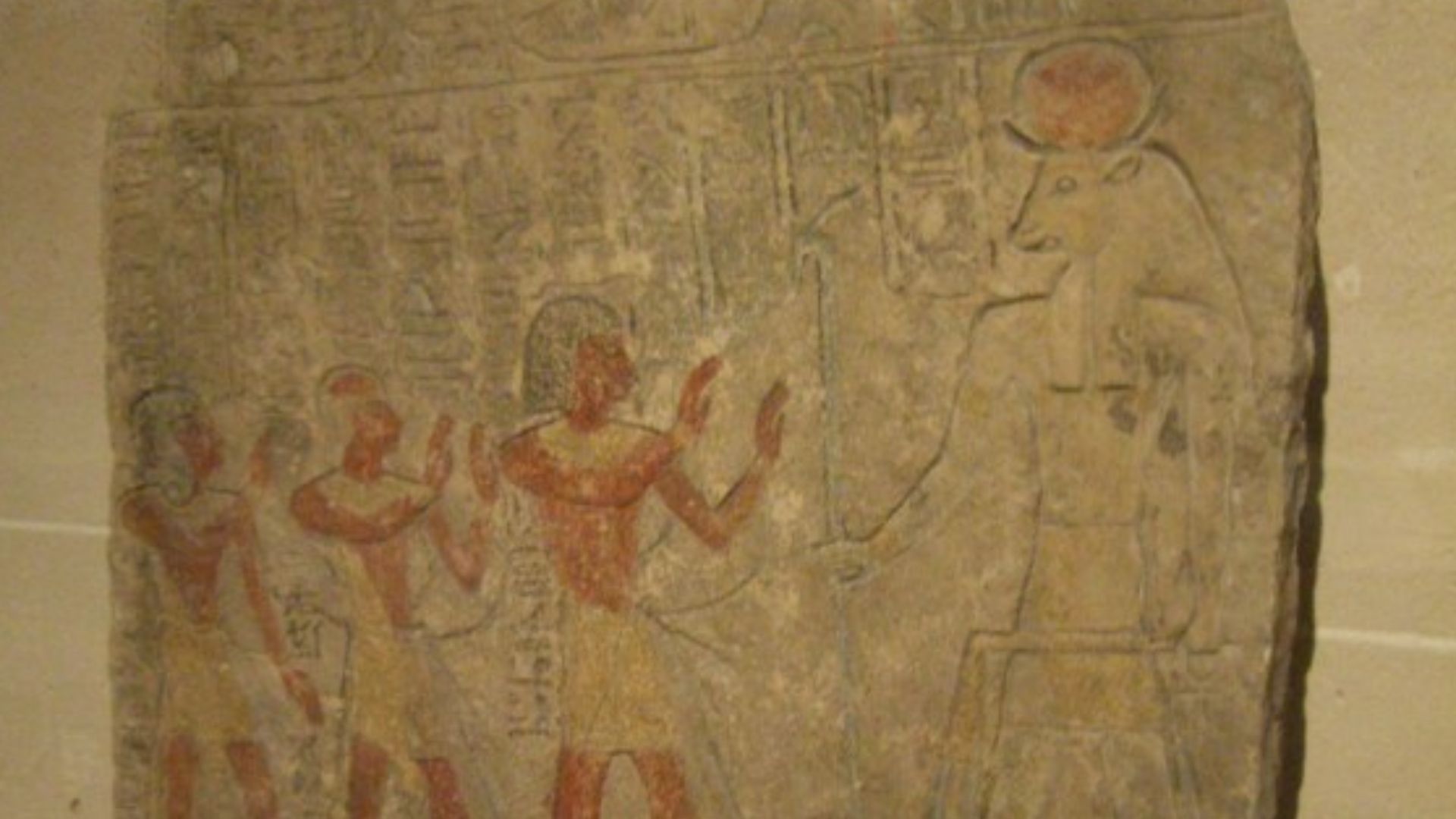 File:Grand prêtre de Ptah Padiiset en adoration devant le dieu Apis, N 413 (032007 13).jpg