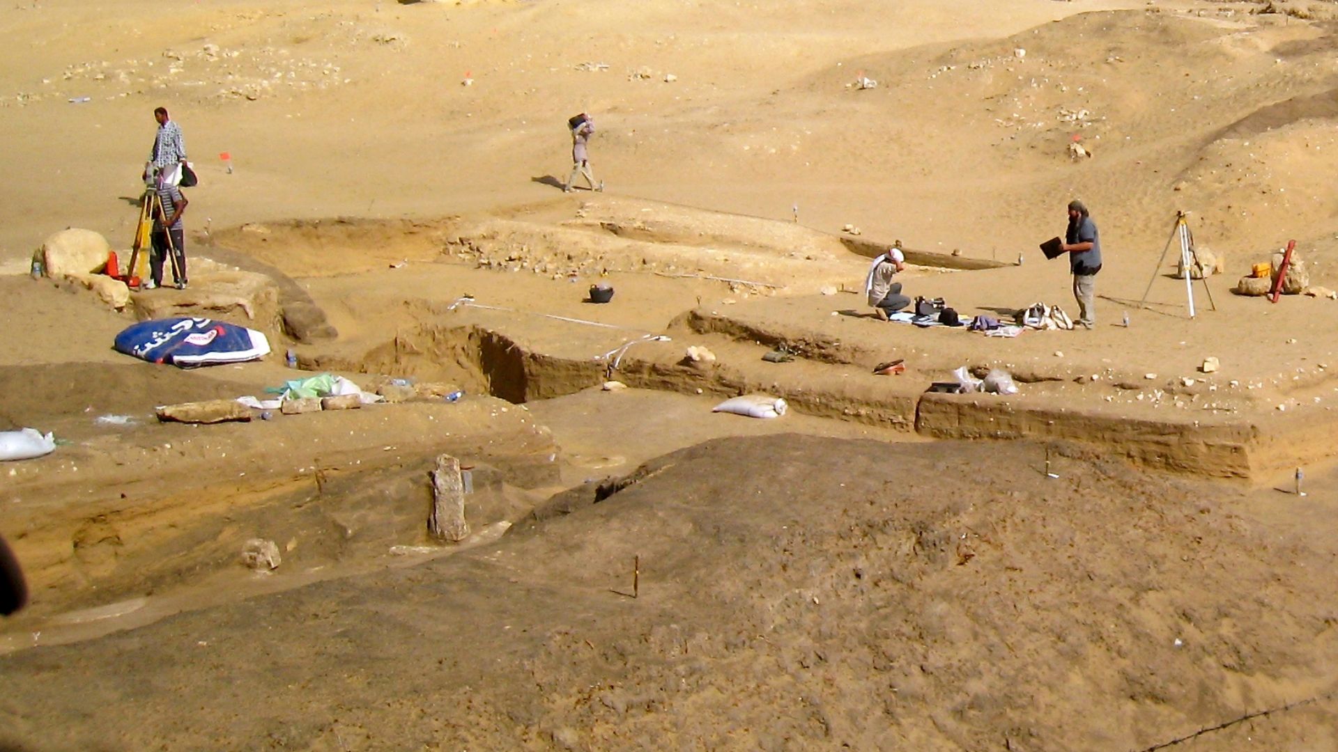 File:Egypt-Archaeologists.jpg