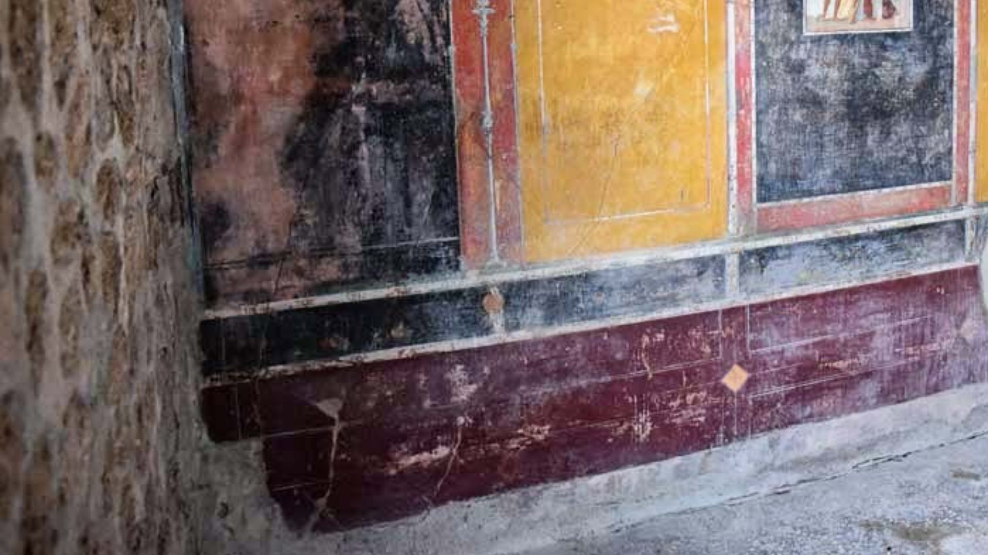 File:House of Marcus Lucretius Fronto Pompeii 2018 Room ‘g’, looking towards lower west wall, violet zoccolo and black predella above it courtesy of Annette Haug.jpg