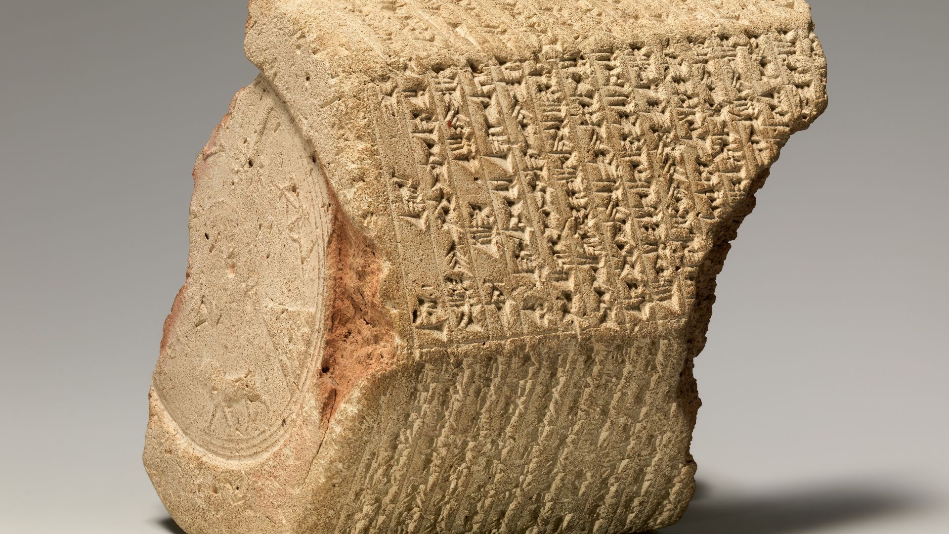 File:Cuneiform prism describing the restoration of Babylon by Esarhaddon, stamped with Assyrian hieroglyphic inscription MET DP375615.jpg