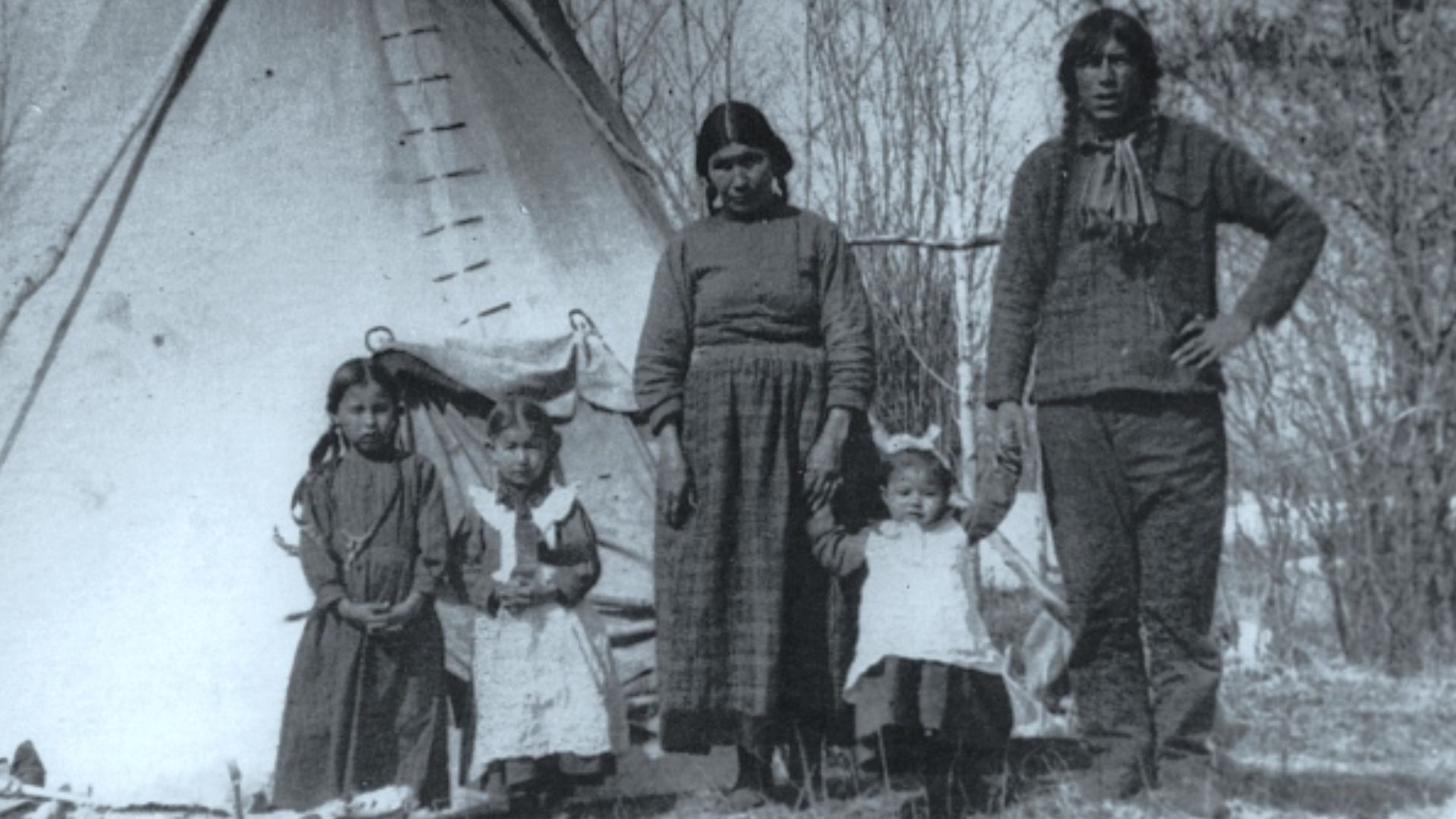 File:Famille autochtone Saskatchewan 1919.jpg