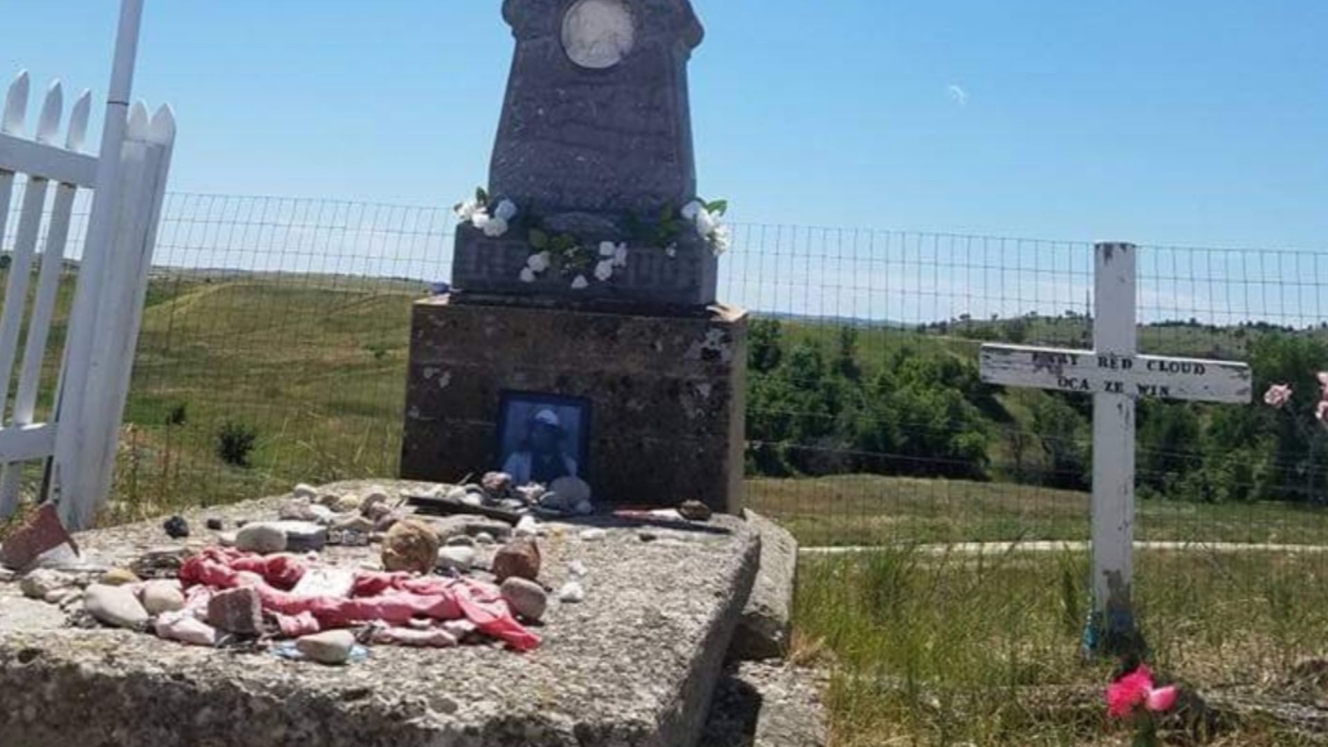 File:Chief Red Cloud finally resting place.jpg