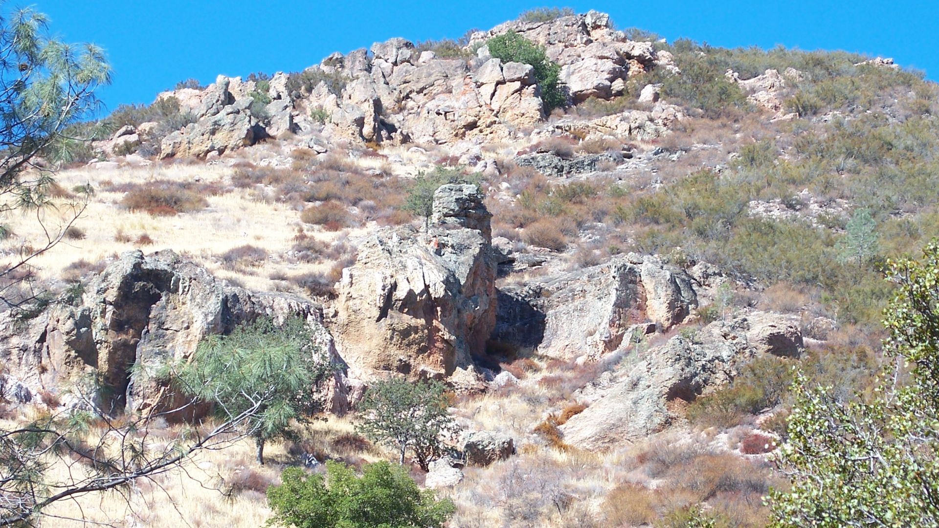File:USA-Pinnacles National Monument-Bear Gulch Trail-6.jpg