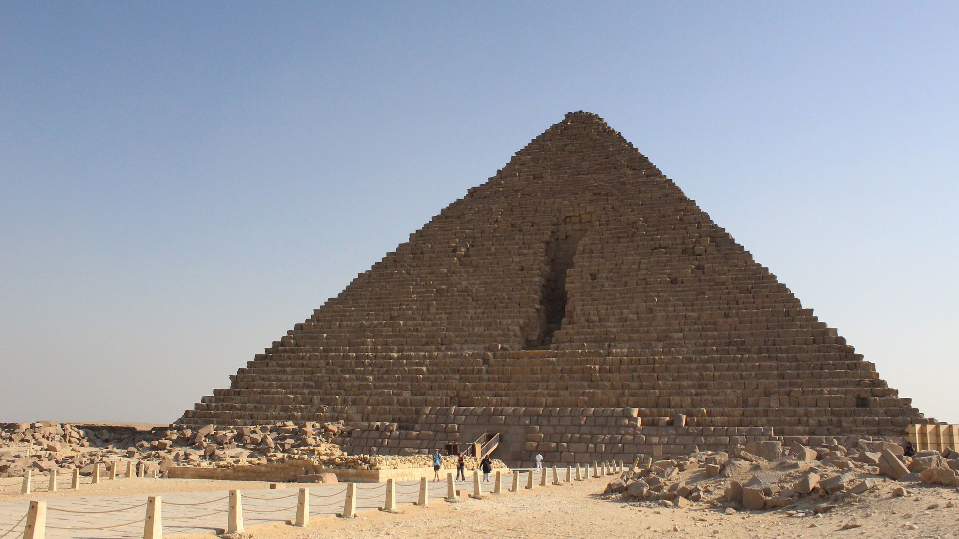 File:Pyramid of Menkaure (50035374516).jpg