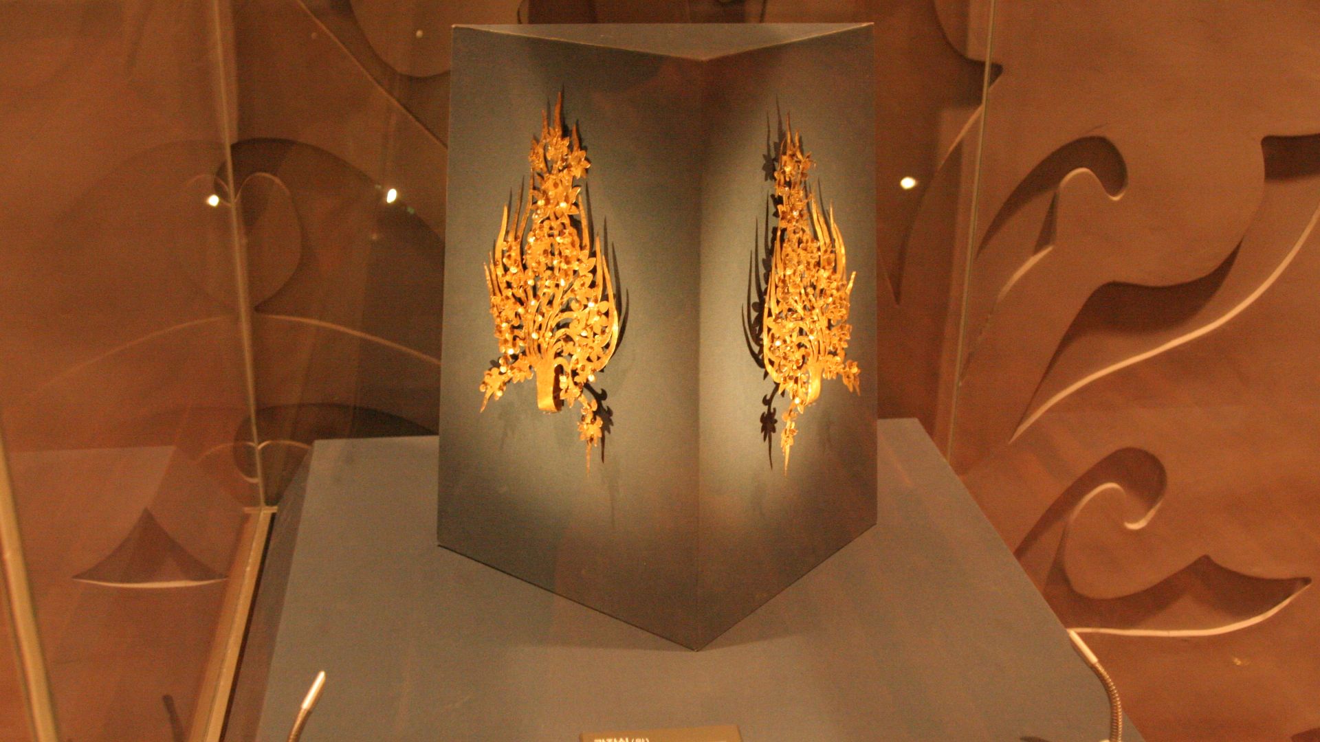 File:Baekje Diadem King.jpg