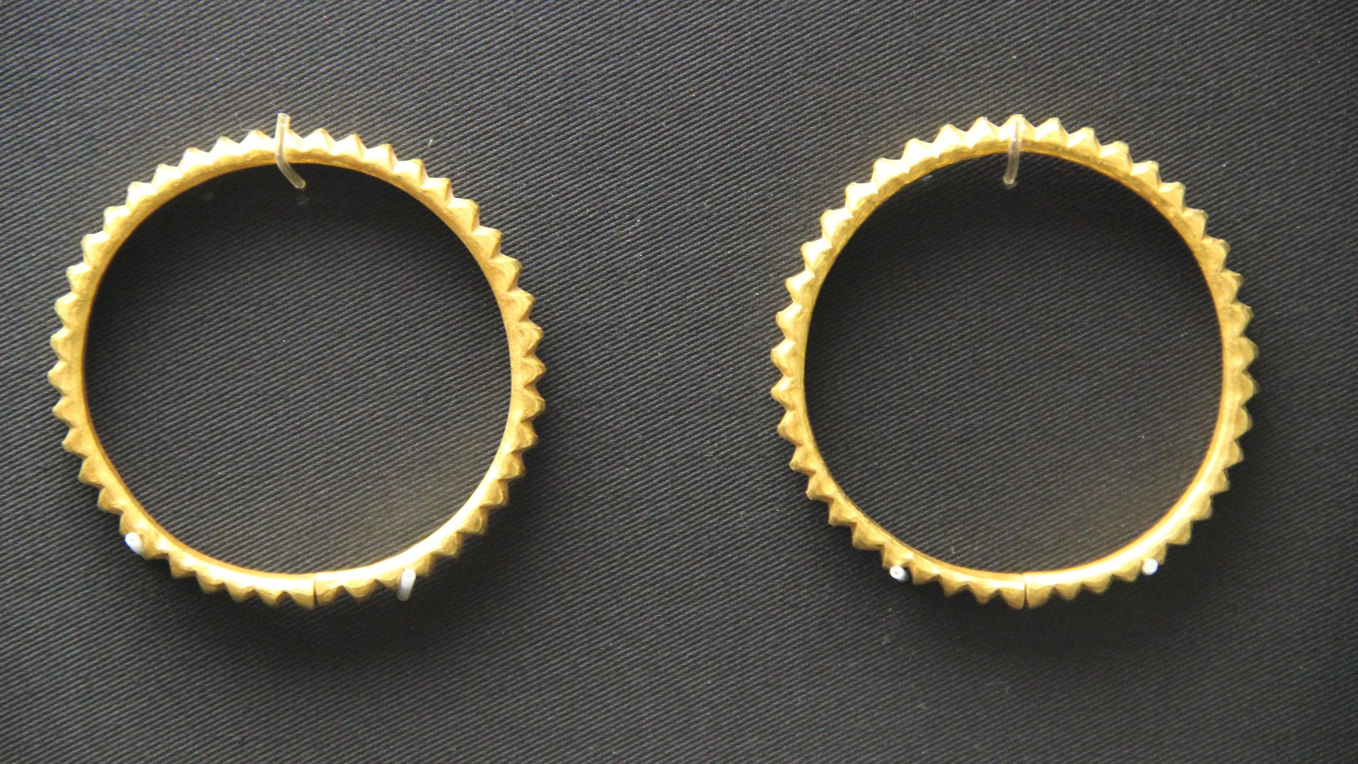 File:Baekje Kingdom Gold Bracelets.jpg