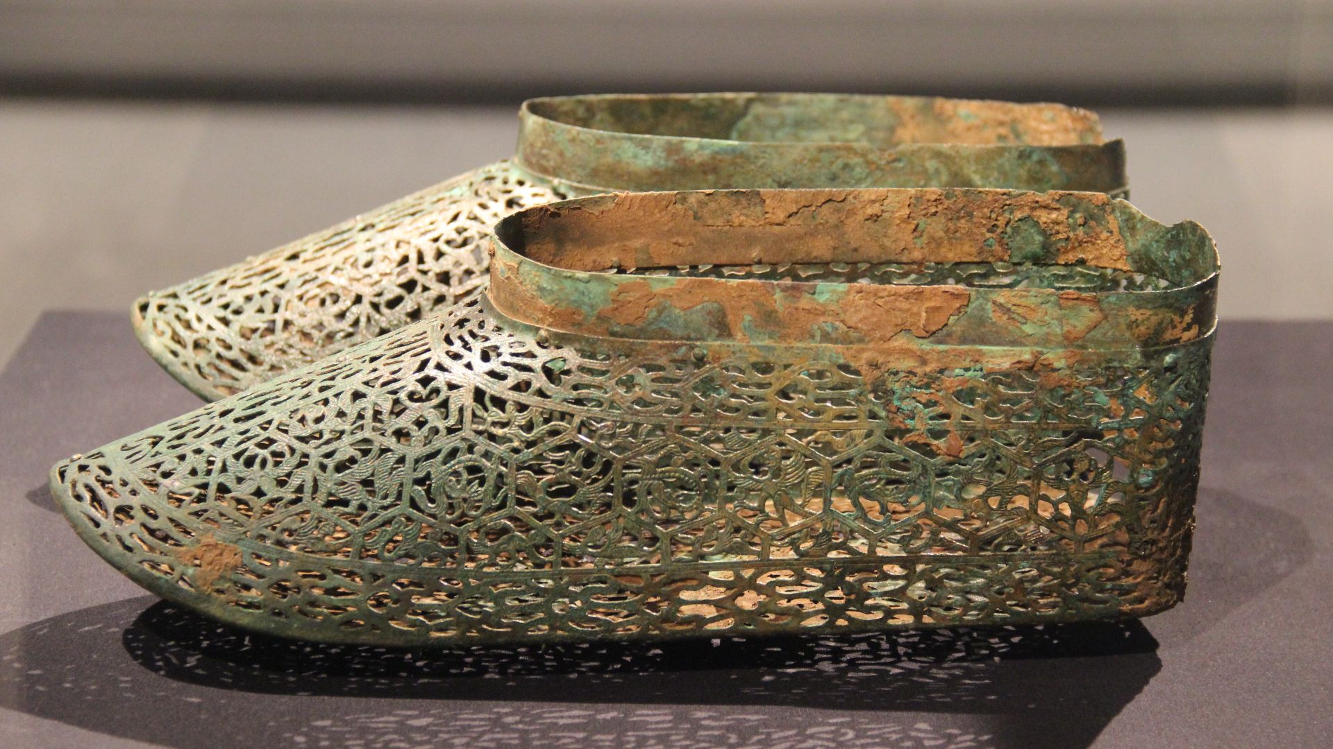 File:Baekje Kingdom Gilt-Bronze Shoes (17995307005).jpg
