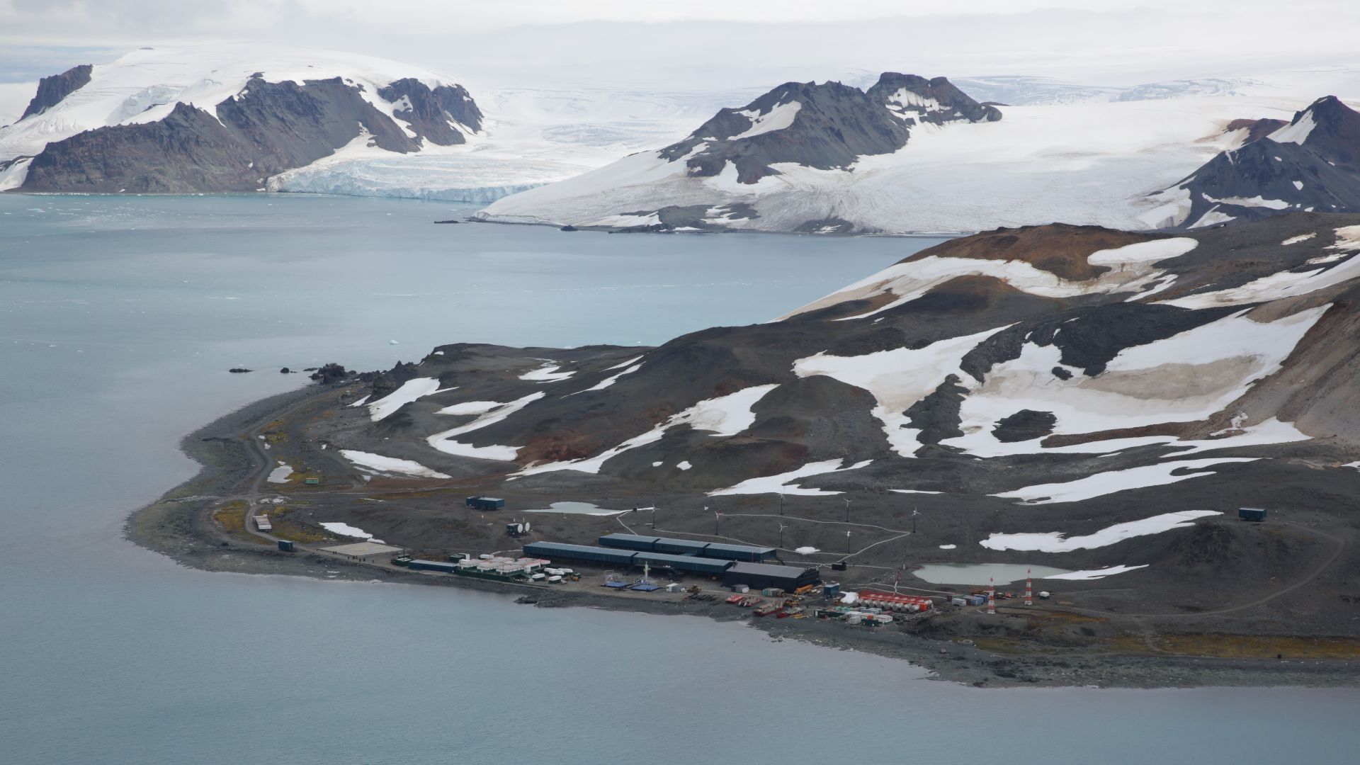File:Estação Antártica Comandante Ferraz, localizada na Península Keller (49404877812).jpg