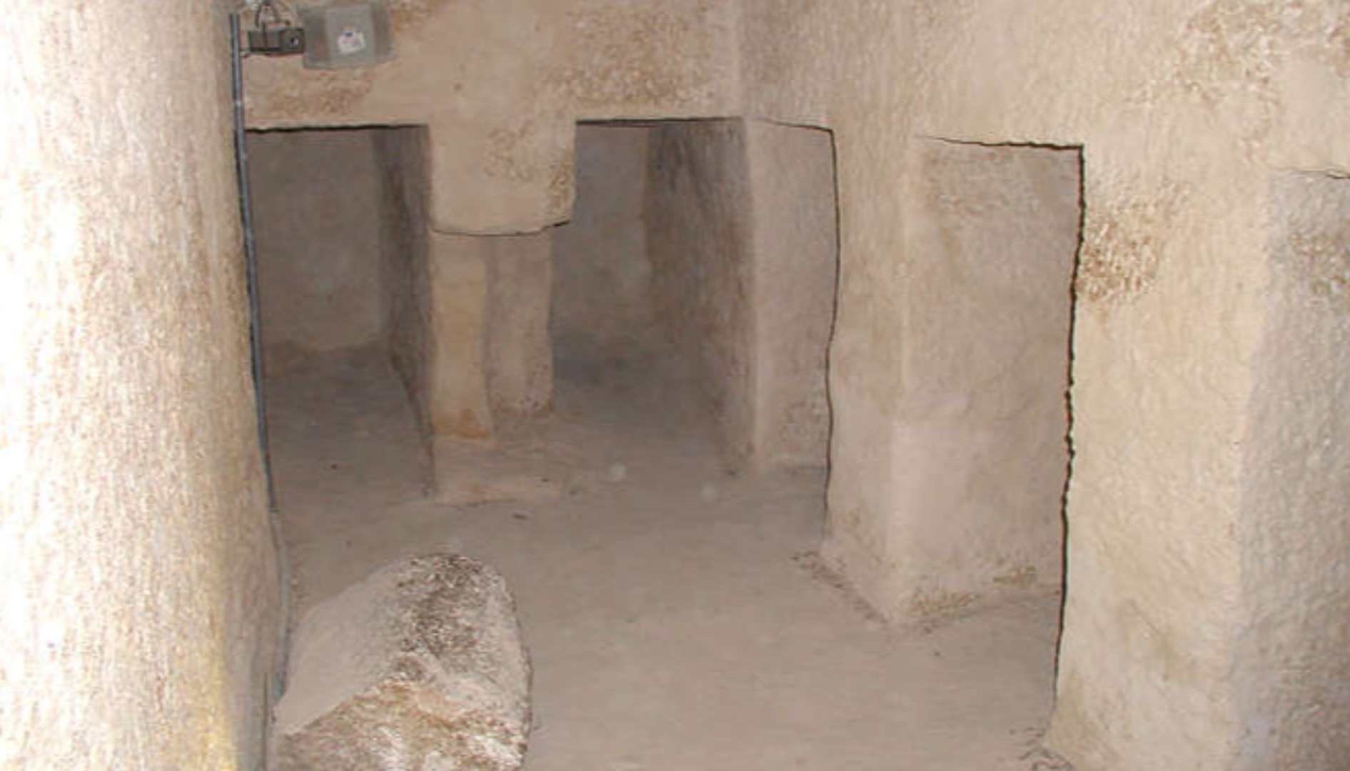 File:15 menkaure chamber with five niches.jpg