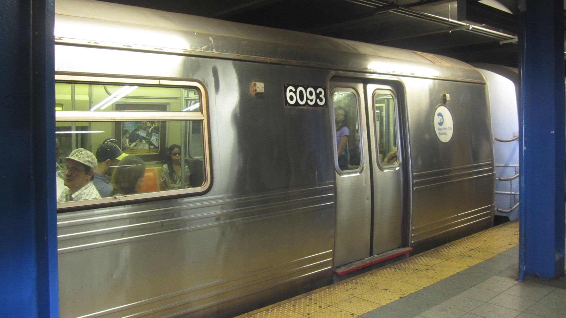 File:New York City subway (2011) R46 in Lower Manhattan.jpg
