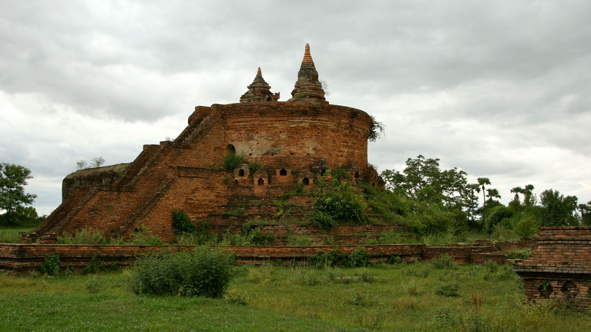 File:Stupa ruins, Innwa, Mandalay Division, Burma.jpg