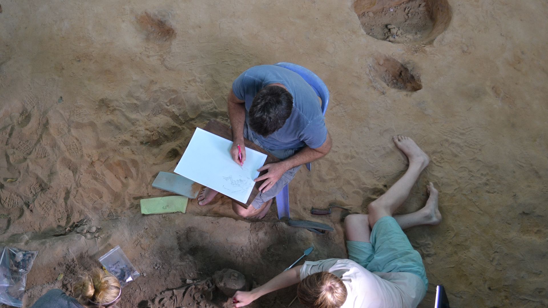 File:Excavations at Prei Khmeng.jpg