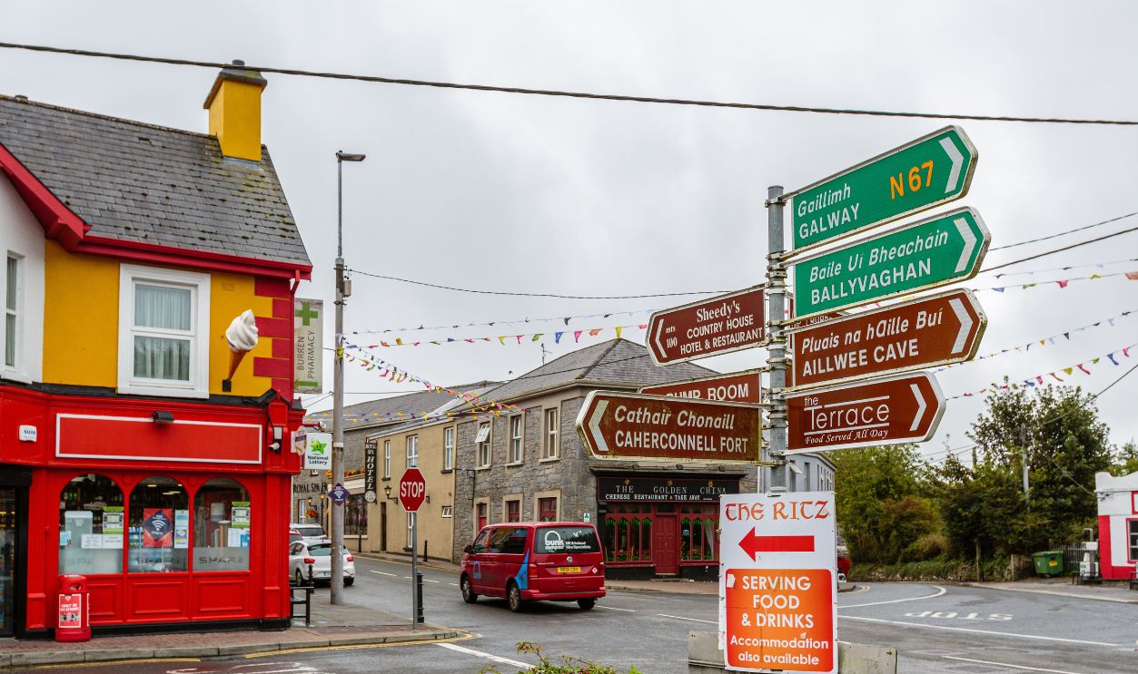 Lisdoonvarna - Ireland 2019-09-03 - Main Road and Sign Pointing to Galway.