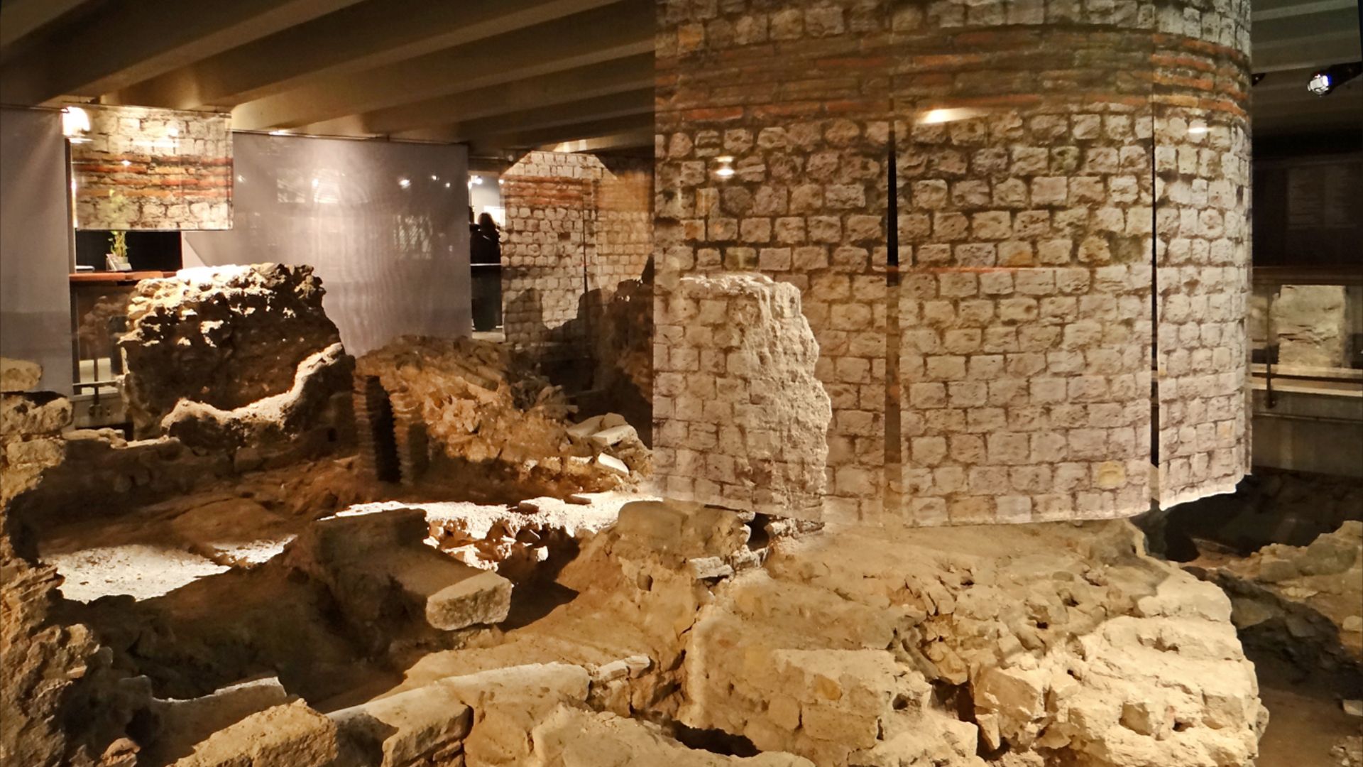 La nouvelle scénographie des thermes de la crypte archéologique 
Ces thermes de petites dimensions (175 m2) datent de l'époque du bas Empire romain, IVème siècle (360). La salle tiède des thermes (tepidarium) était, comme la salle chaude (laconicum), alim