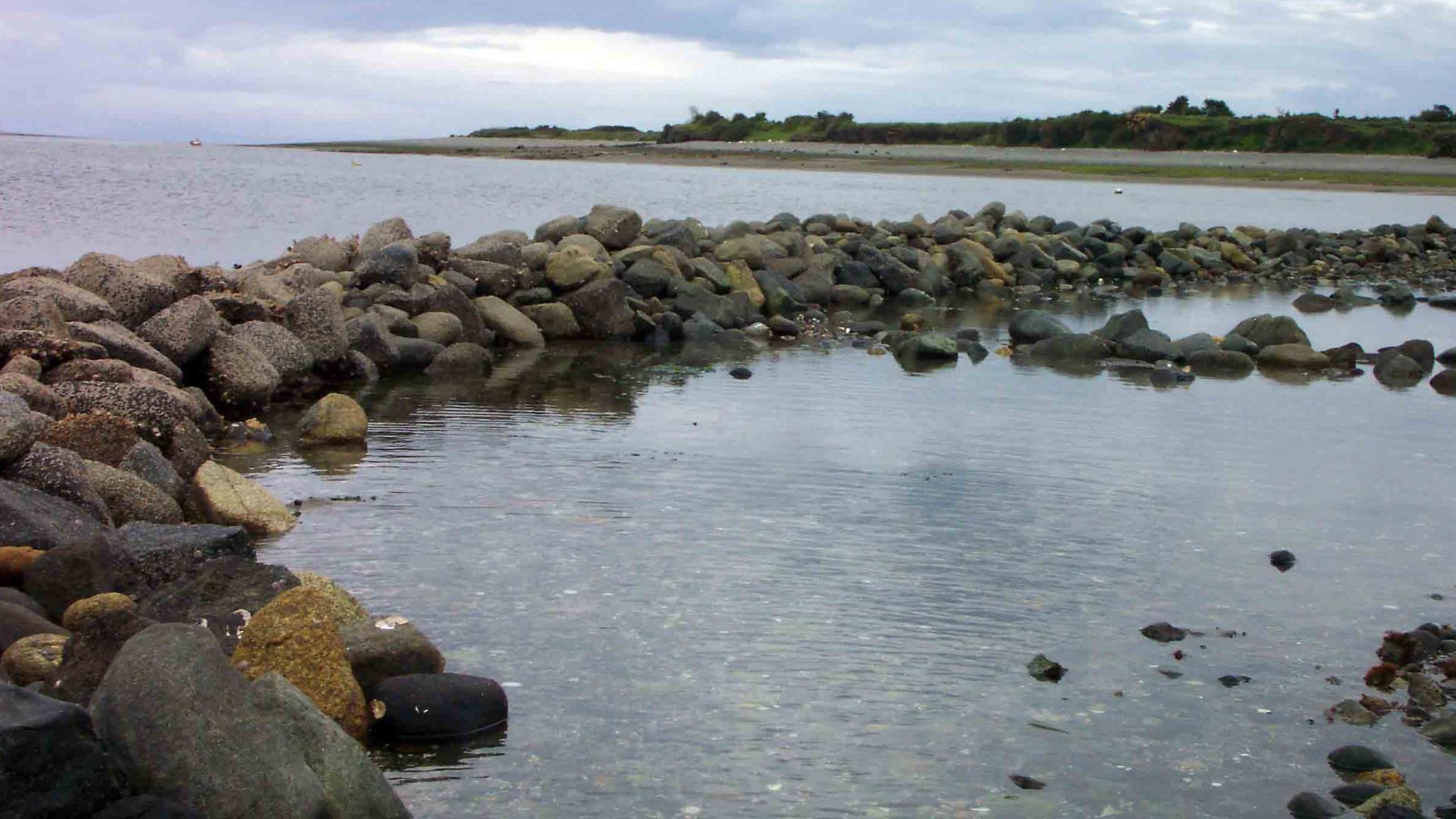 Corral de rocas situado en isla Caguach, Chiloé, Chile.