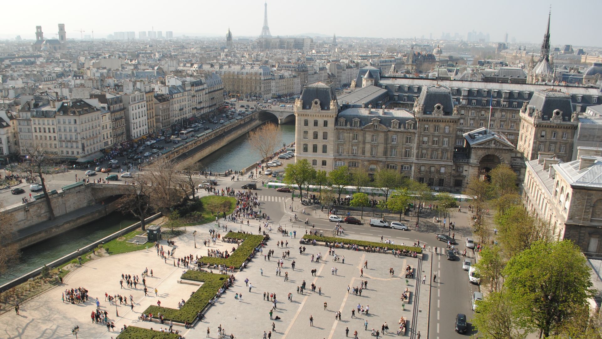 Parvis Notre-Dame - Place Jean-Paul II