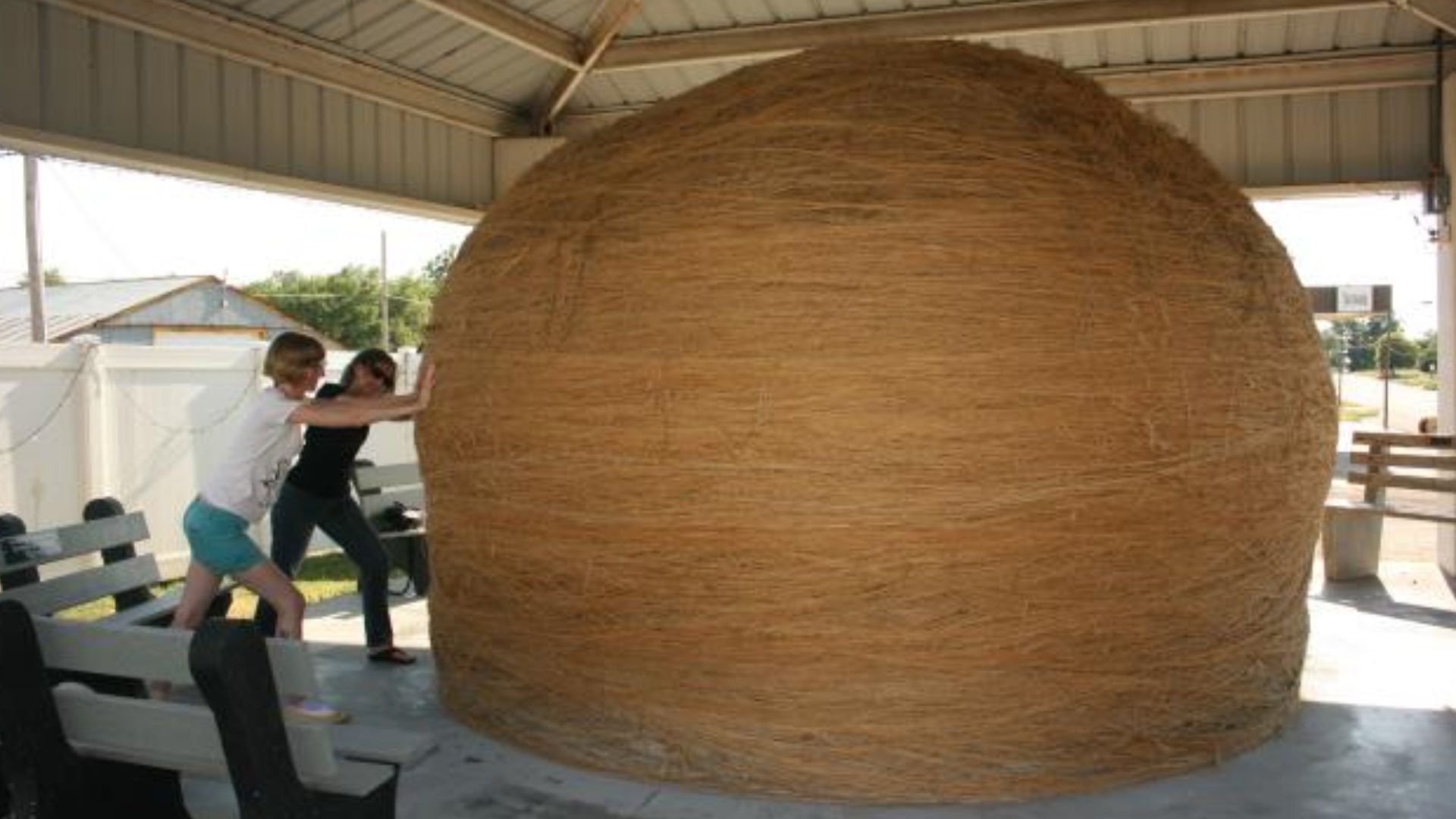 Photograph of Ball of Twine from Cawker City Kansas taken by me at public display with permission of those in the photograph. 2013-07-09
