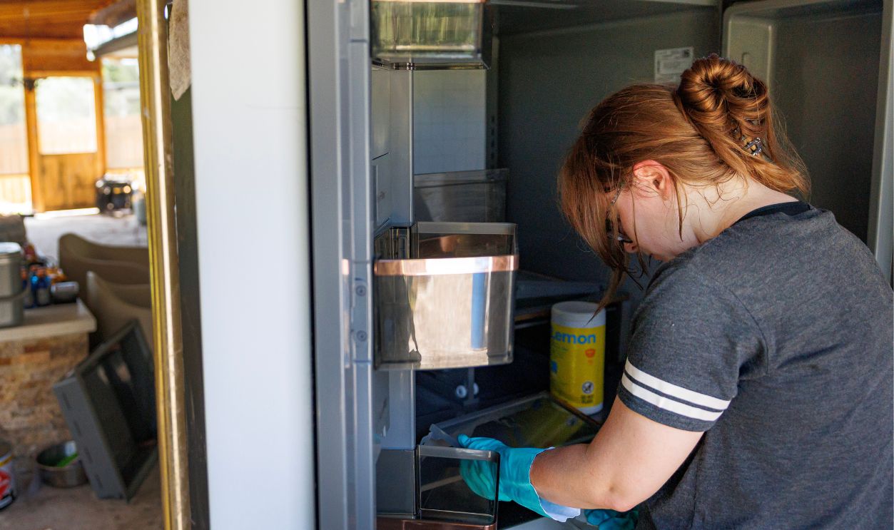 Cleaning refrigerator 2287749676