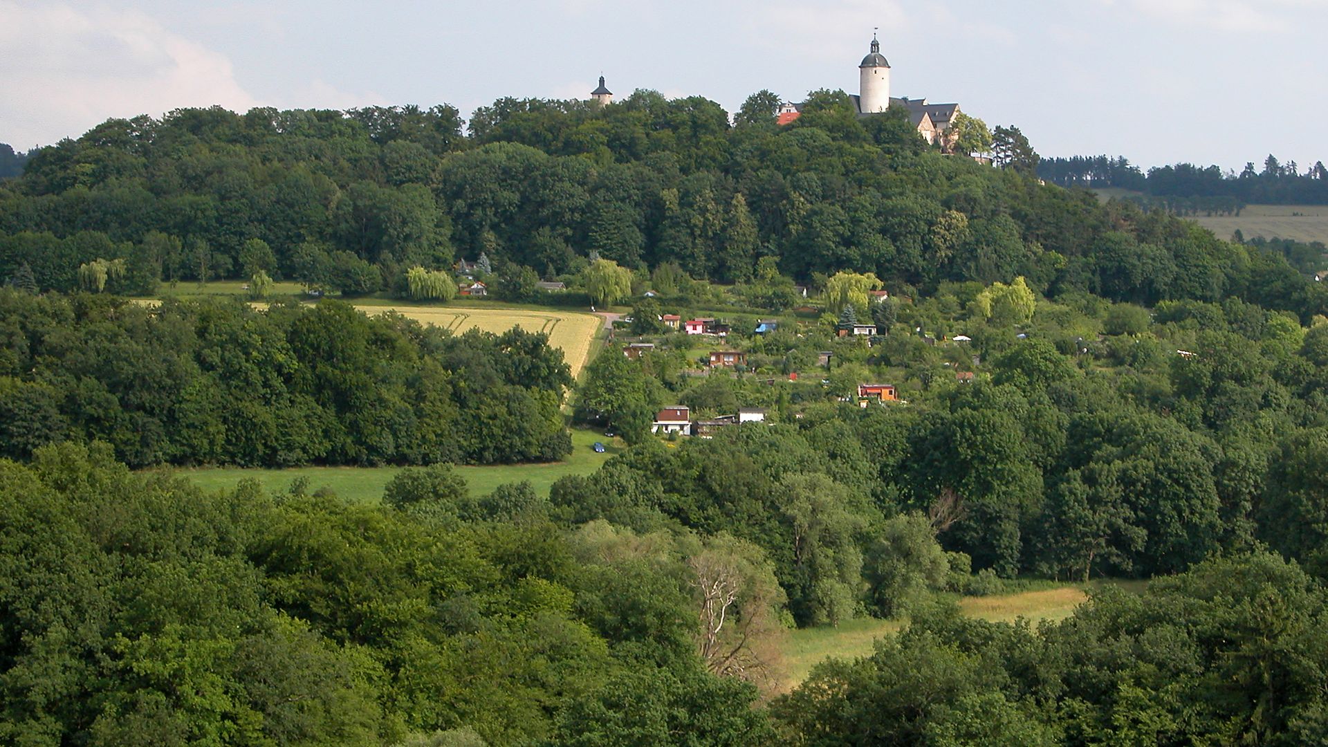 04.07.2012  07389  Ranis: Burg Ranis (GMP: 50.662537,11.563989). Fernsicht von Nordwesten (von Schloß Brandenstein aus). Höhenburg, gegründet vermutlich im 10. Jahrhundert. Die noch heute erkennbaren Grundzüge stammen aus dem 13. und 14. Jahrhundert, gepr