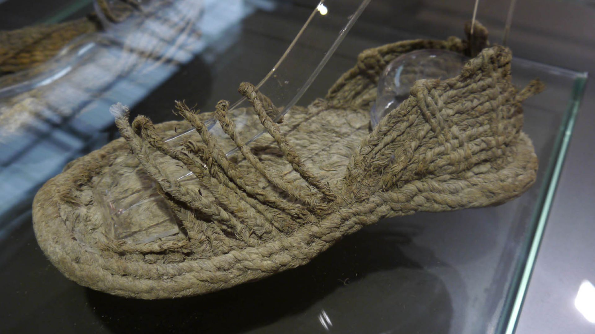 Alpargata de época romana procedente de la Sierra minera de Cartagena-La Unión. Museo Arqueológico Municipal de Cartagena (España).