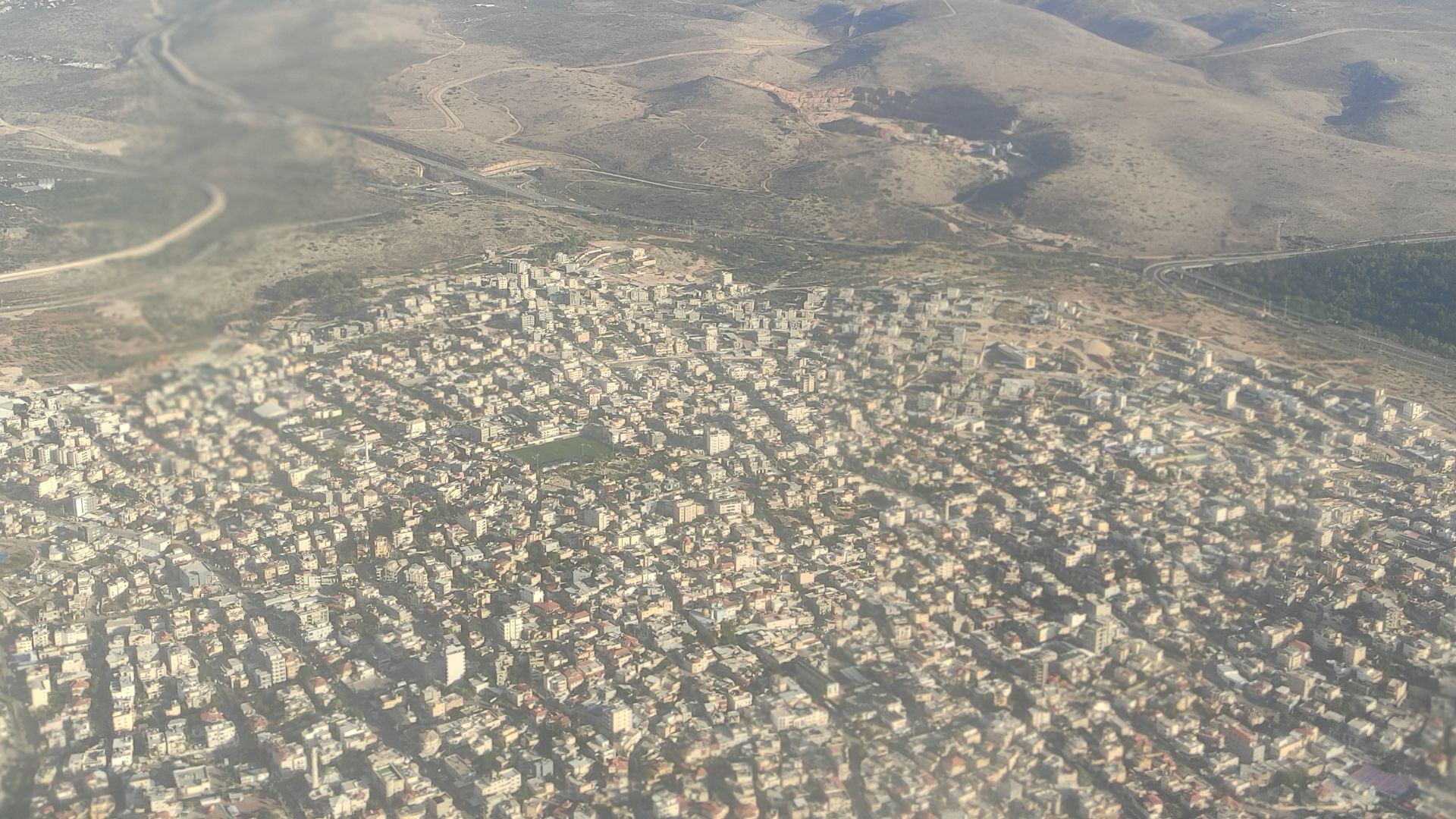 צילום אוויר של השכונות המזרחיות בכפר קאסם, בקצה הימני של התמונה ניתן לראות את שכונת נווה אפק בראש העין